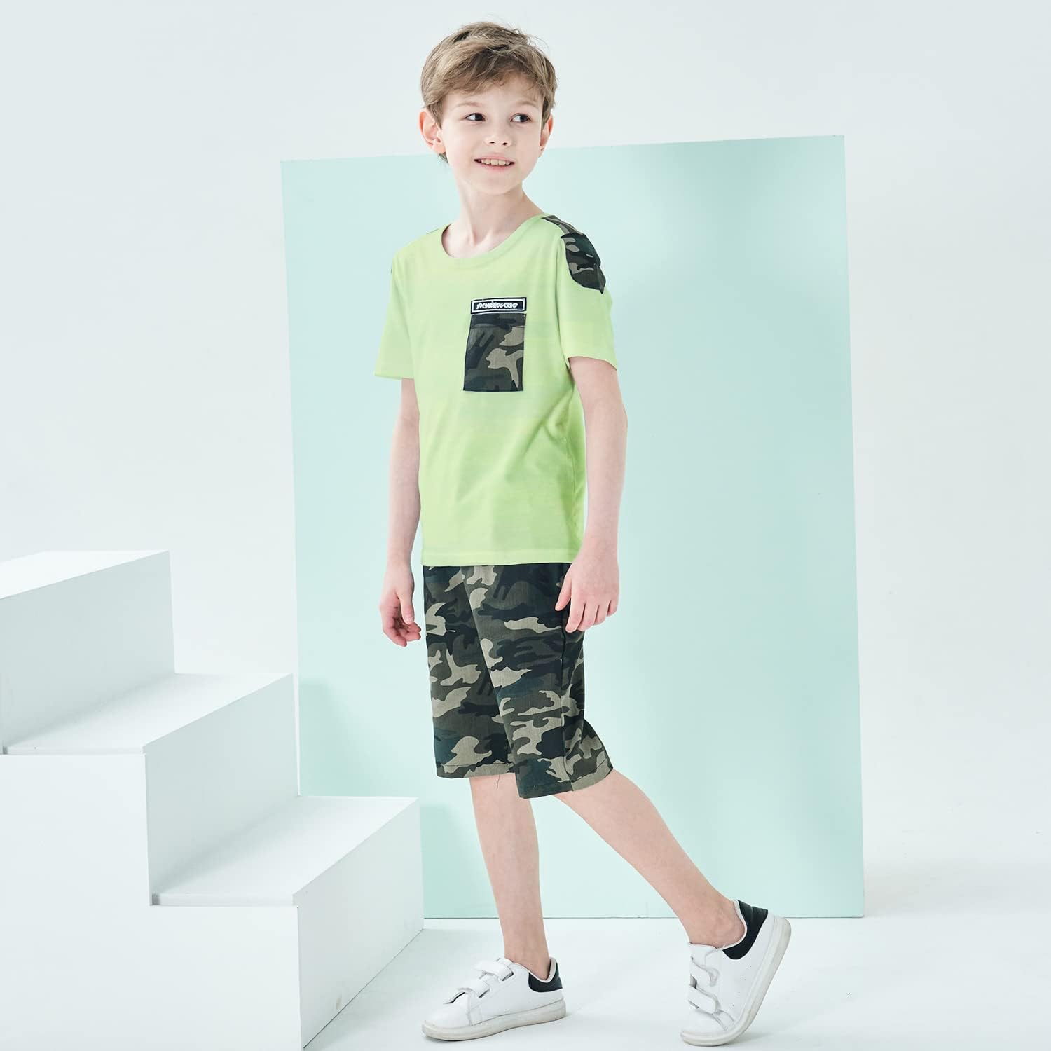 LOLANTA Jungen Kurzarm-T-Shirt + Camouflage Kurze Hose, 2-teiliges Sommer Bekleidungssets für Kinder