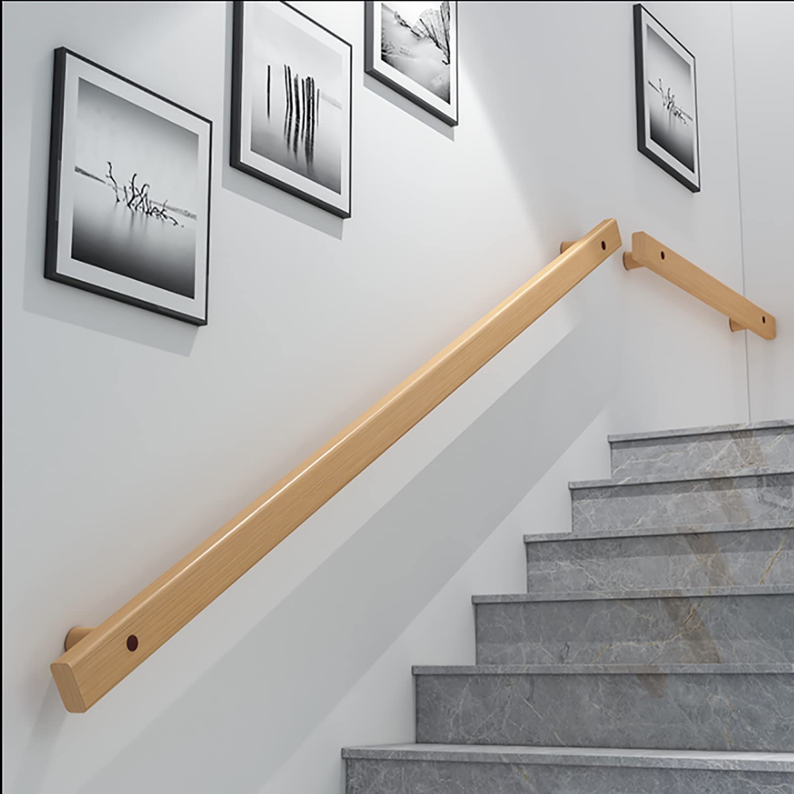 Main courante bois pour terrasses et couloirs au design chaleureux et moderne