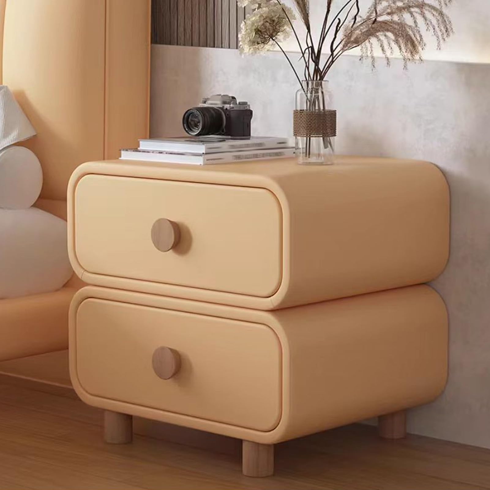 Table de chevet style crème pour chambre cocooning et salon moderne avec pieds en bois