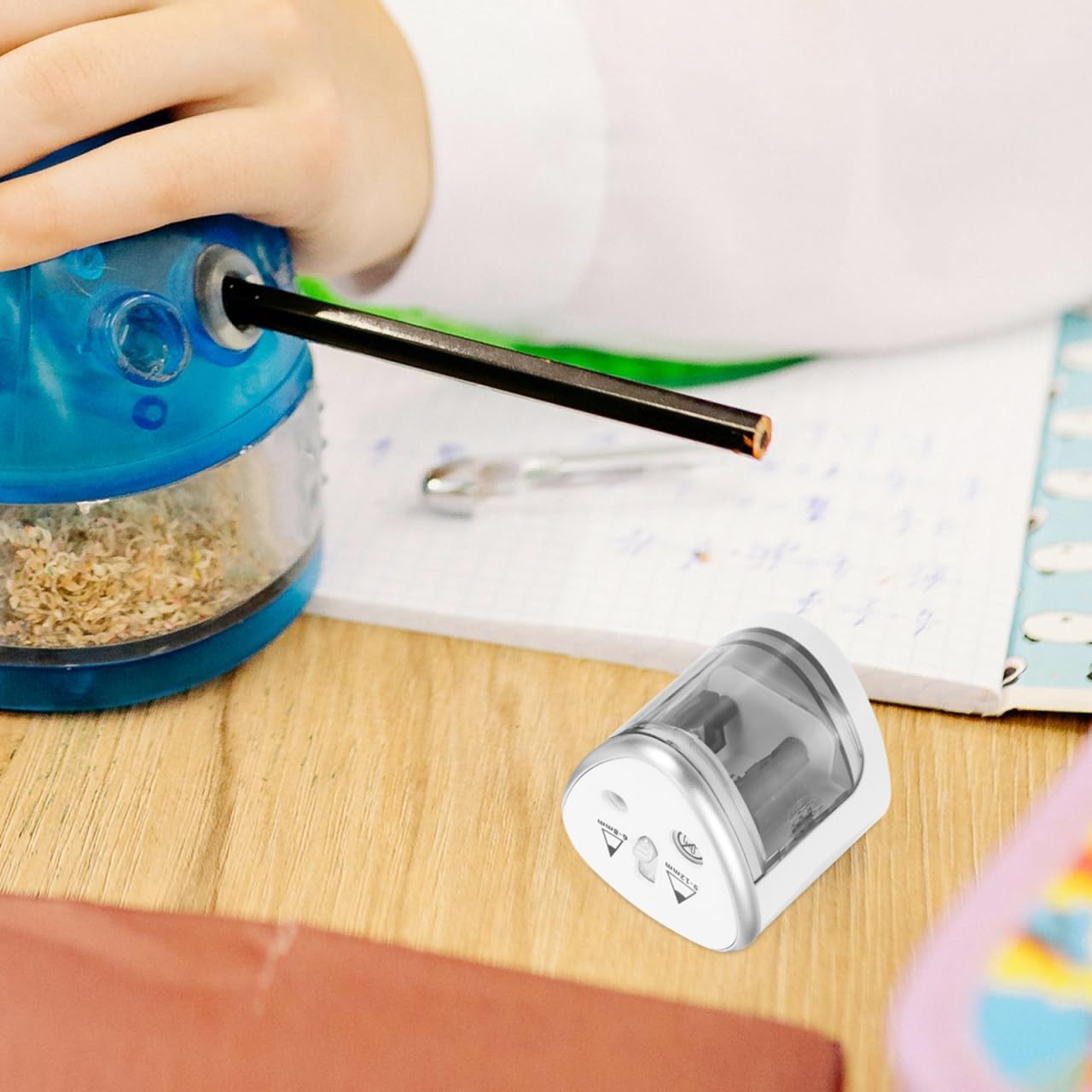 Operitacx Portable Pencil Sharpener, Electric Dual Hole Pencil Sharpener with Container for Pencil School Office