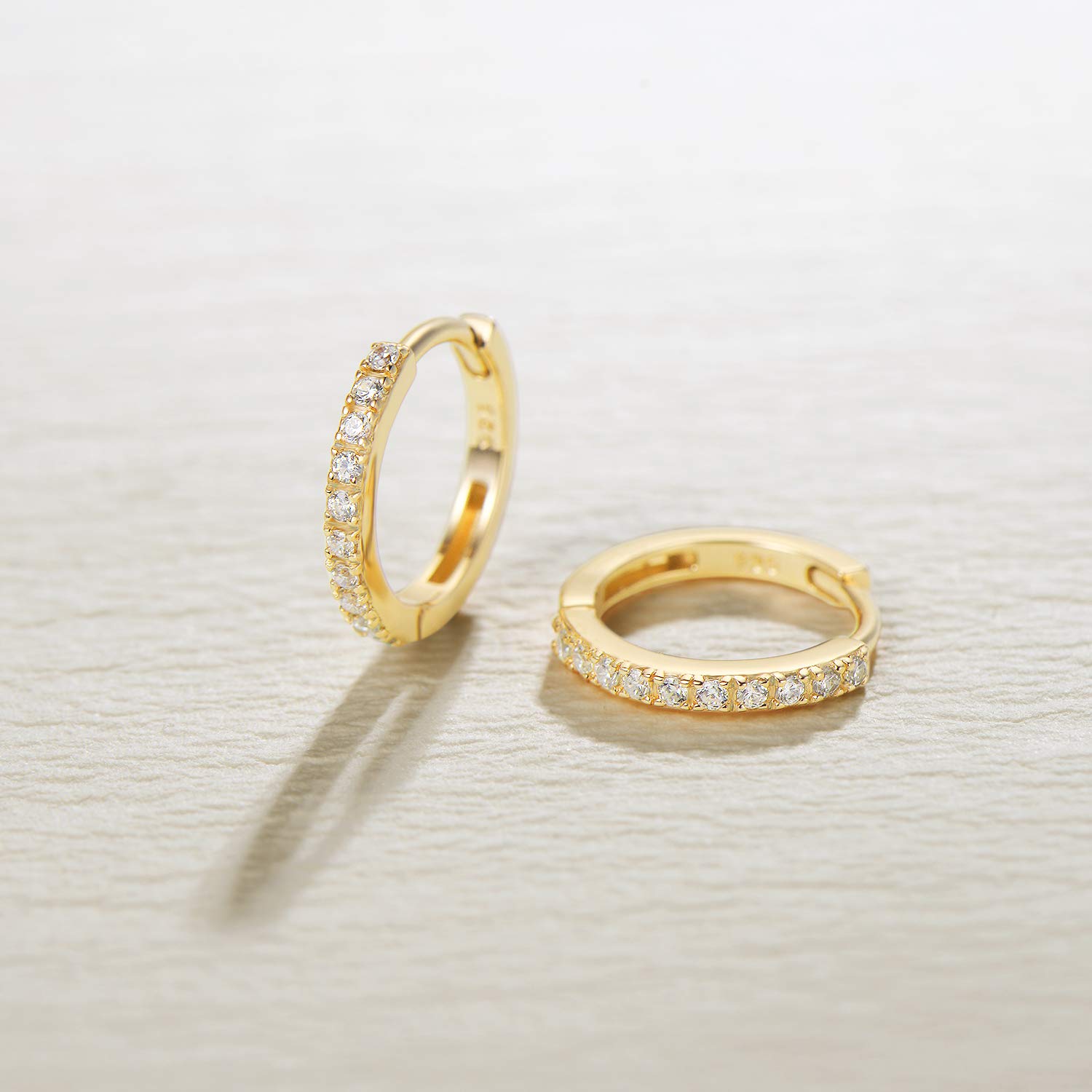 Carleen Damen Creolen Ohrringe Knorpel Klein aus 925 Sterling Silber Gold Plattiert mit Rundschliff Cubic Zirkonia Schmuck - Durchmesser: 13 mm