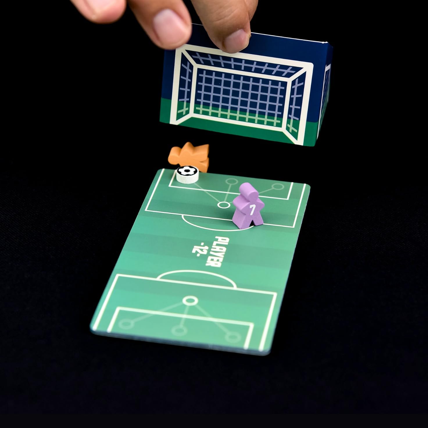 Player 12 - Juego de mesa de Fútbol, con Cartas y Dados para marcar Goles, fácil de aprender, rápido y entretenido, formato pequeño de viaje, Regalo niño/niña 6 7 8 9 10 11 12 años familiar