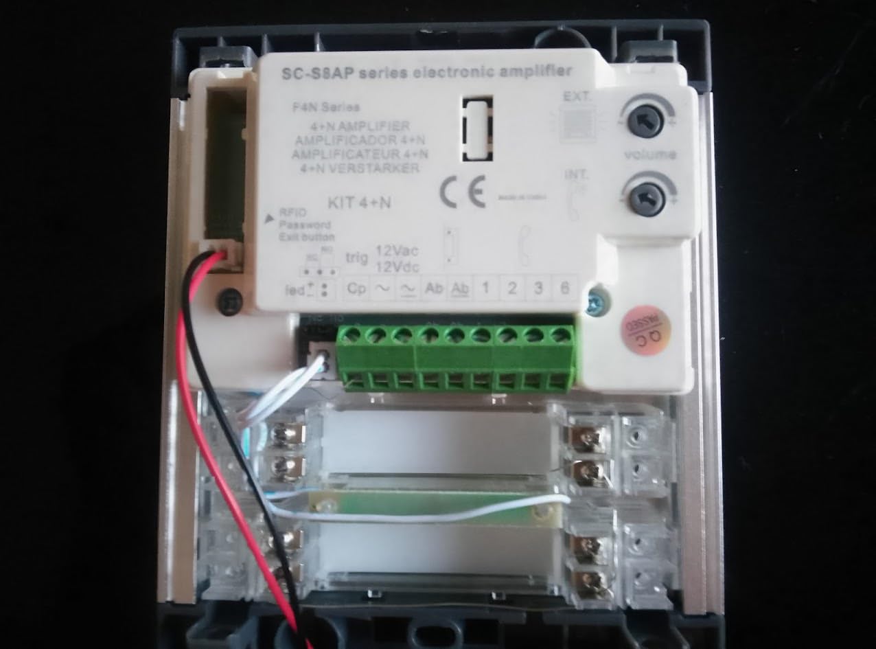 Kit citofono 6 appartamenti audio analogico 4+n – Citofono condominiale per 6 unità abitative, – Posto esterno, citofoni interni, alimentatore e scatola da incasso inclusi – professionale