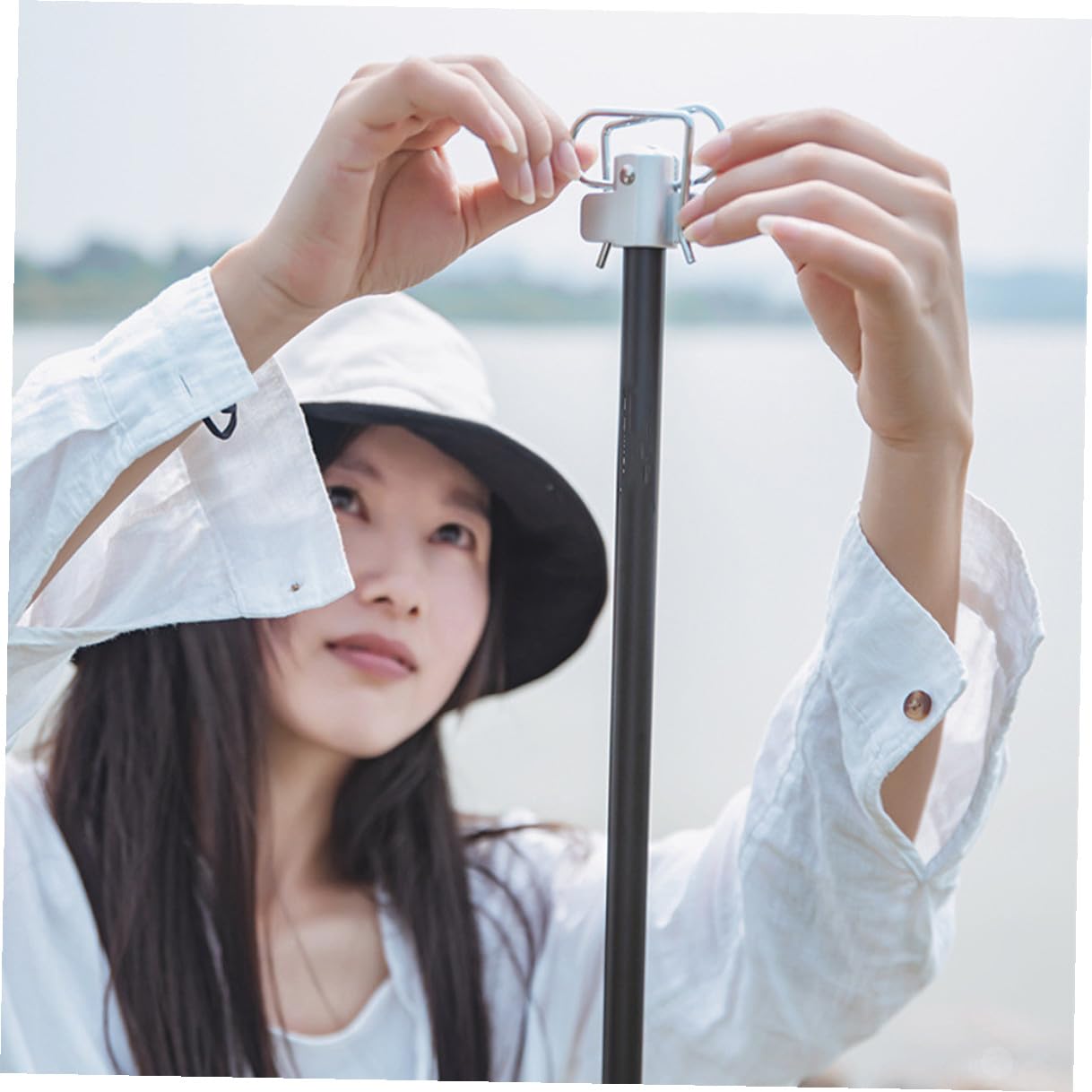 Faltbarer Camping Laternenständer aus Aluminiumlegierung Stabiles Dickes Gestänge Doppelte Haken für Schwere Lampen Robust und Tragbar für Outdoor Camping und Gartenbeleuchtung