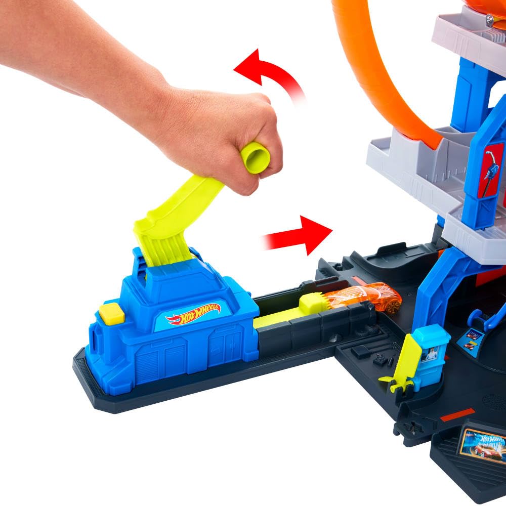 Hot Wheels Mega Loop Garage zestaw torów z autem i helikopterem | Zestaw z metalowym pojazdem i helikopterem, 2 pętle, miejsce na 36 aut 1:64, złączki Speed Snap, JLC05