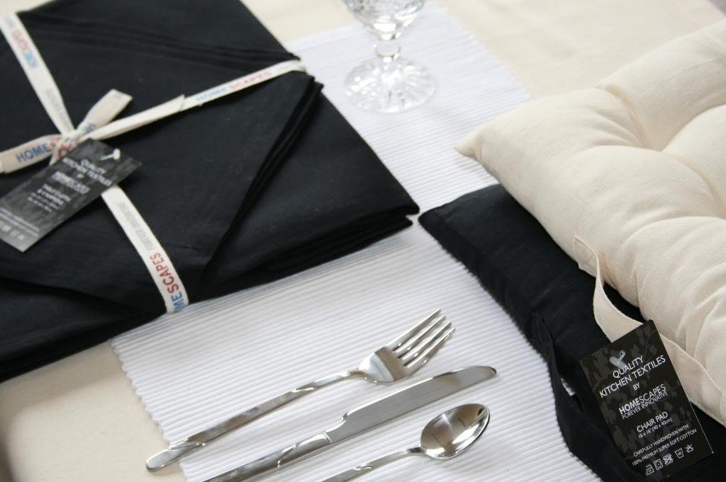 HOMESCAPES 6 Sets de Table (45 x 30 cm) 1 Chemin de Table (45 x 80 cm) et 6 Serviettes de Table (45 x 45 cm) Coton Noir