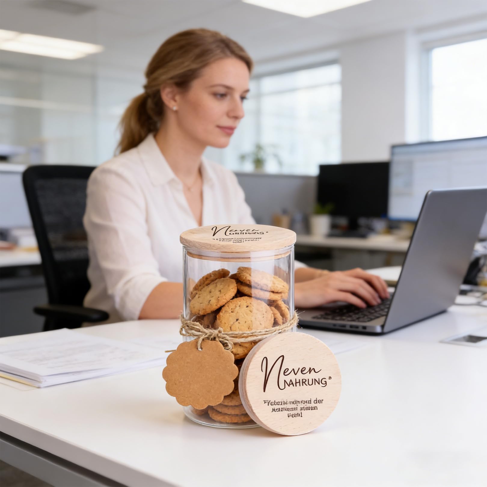 Nervennahrung Vorratsglas 850ml mit Holzdeckel, Witzige Kollegen Geschenk Idee für das Büro, Abschiedsgeschenk Kollegen, Bonbonglas, Süßigkeiten Glas, Geschenk Kollegin Geburtstag