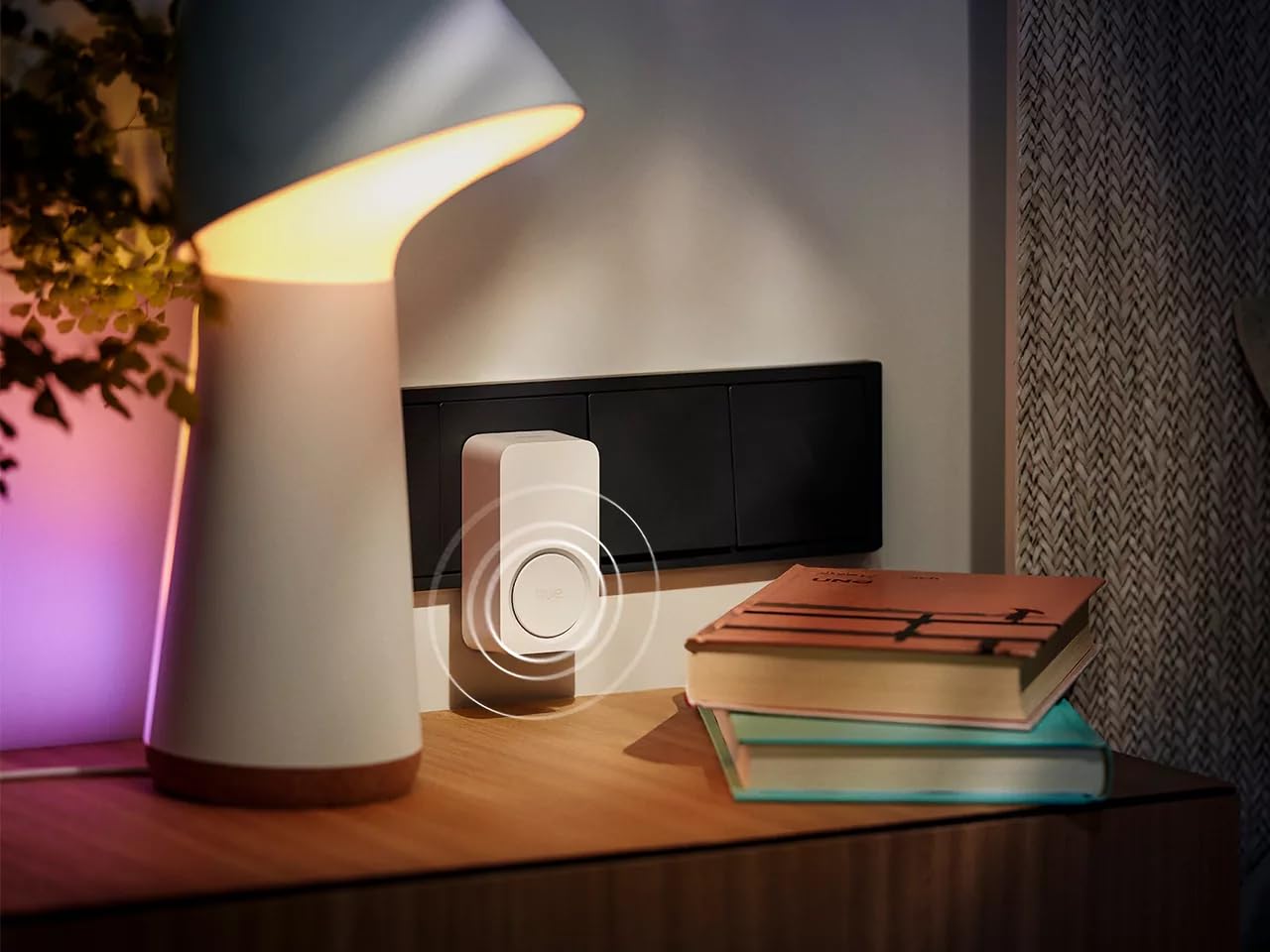 Philips Hue Secure Smart Chime, Campanello smart con notifiche in tempo reale e suoneria citofono supplementare, per videocamere Hue e prese standard, Campanello wireless con sensori movimento, bianco