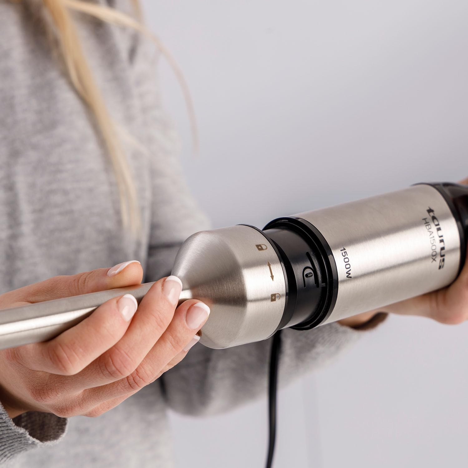 Taurus - Batidora de mano | 1500W Potencia | Regulador de 20 velocidades ajustable | Función Turbo | Cuchillas de acero inoxidable | Pica hielo | Diseño ergonómico | Vaso medidor 700 ml | Inox