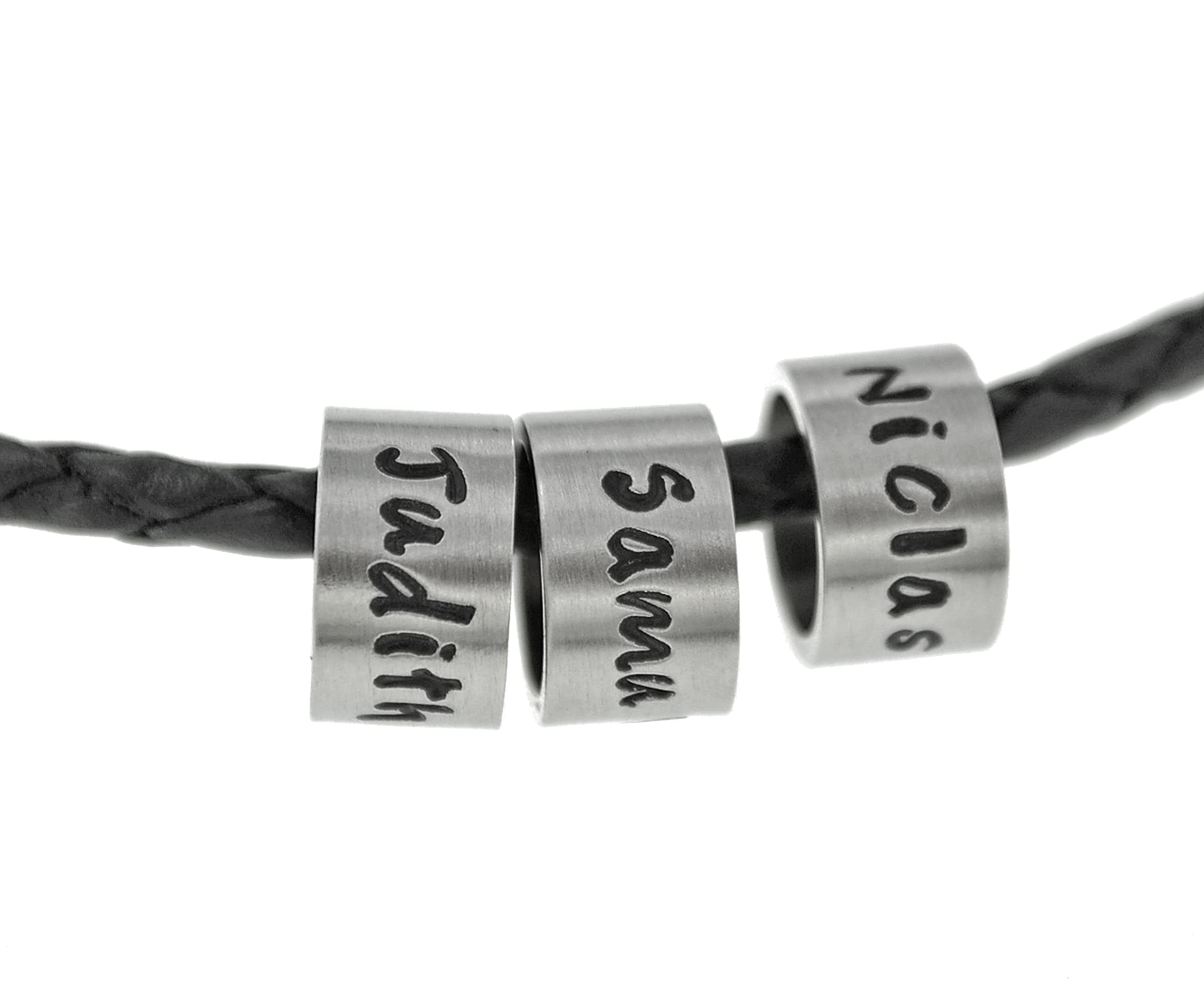 Personalisierte Halskette mit 3 Gravur-Anhängern aus Edelstahl – Individuelle Kette mit Wunschnamen & Datum – Lederband oder Edelstahlkette – Handgefertigt – Geschenk für Damen & Herren