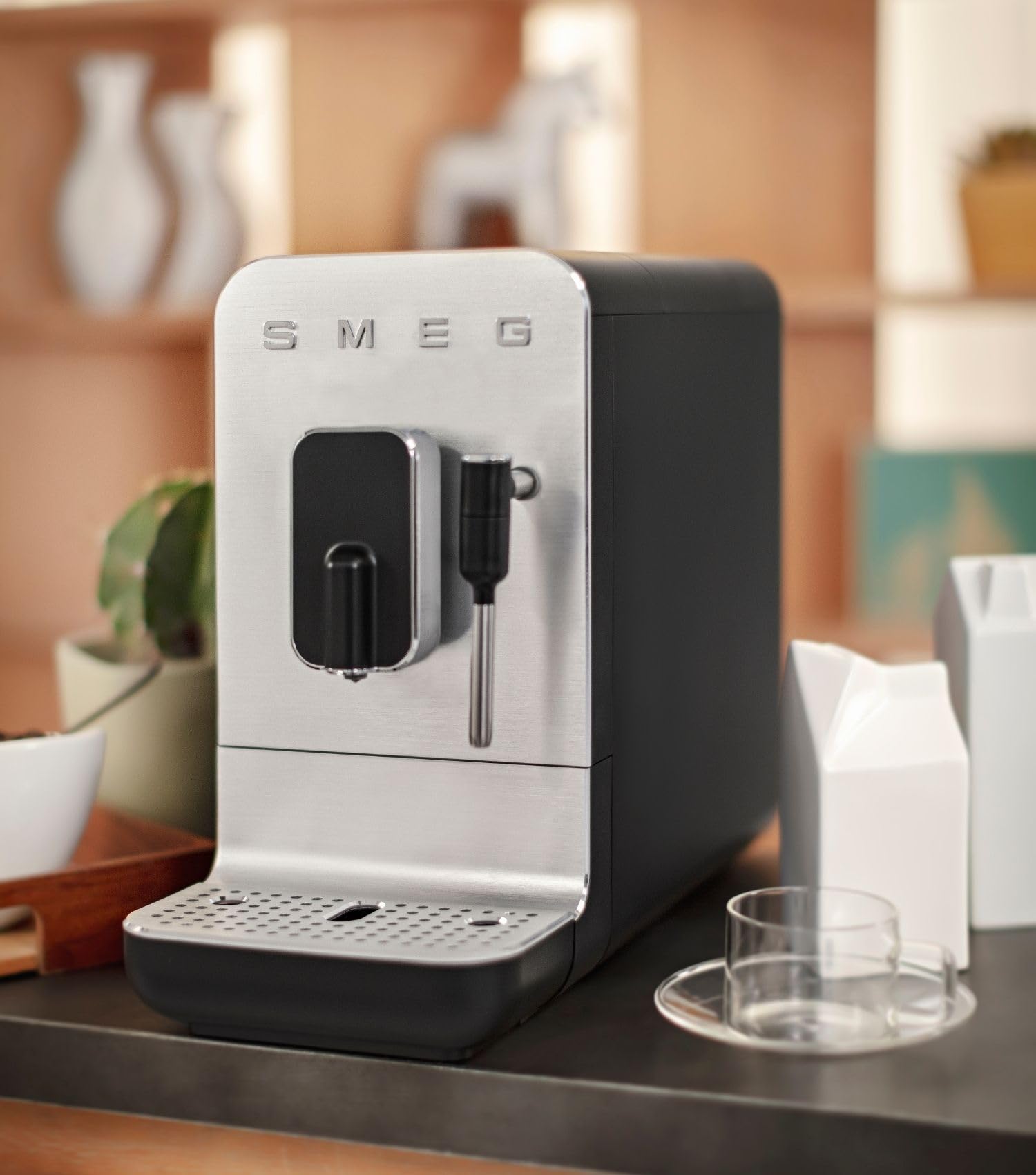 Smeg, Macchina da Caffè Espresso Automatica BCC12WHMEU, Lancia Vapore, Macinacaffè Integrato, Sistema Thermoblock, Serbatoio 1,4L, Cassetto Raccogligocce Rimovibile, Dimensioni Compatte, 1350W, Bianco