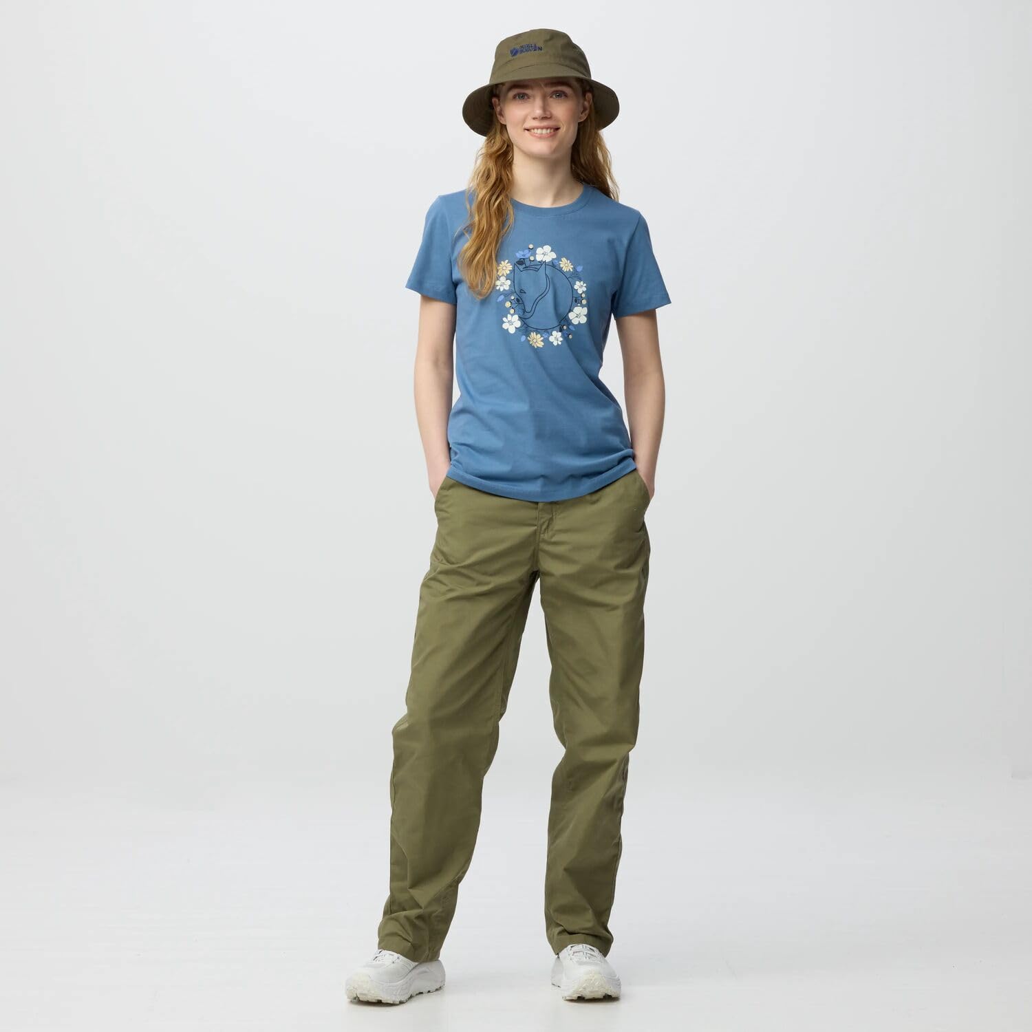 Fjällräven Damen T-Shirt Fjällblomster Fox | Aus Bio-Baumwolle. Print auf Vorderseite mit schwedischen Bergblumen und Polarfuchs-Logo. Rundhalsausschnitt. Slim Fit.