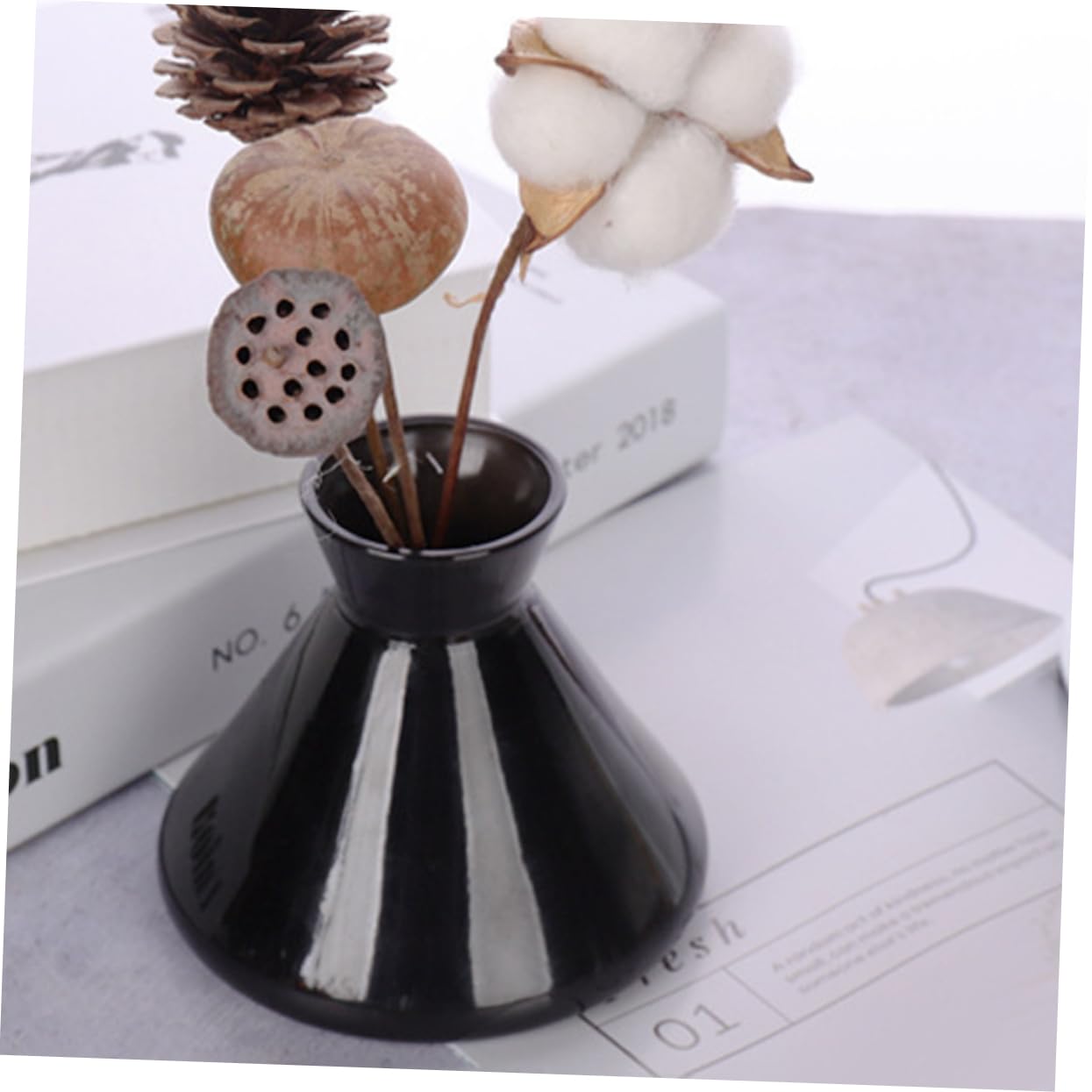 4 Stück Aromatherapie Glasflasche Leer Duftzerstäuber mit Nordischem Design Dekorative Diffusorflasche für Ätherische Öle Parfümflakon und Wohnraumdeko für Schlafzimmer und DIY