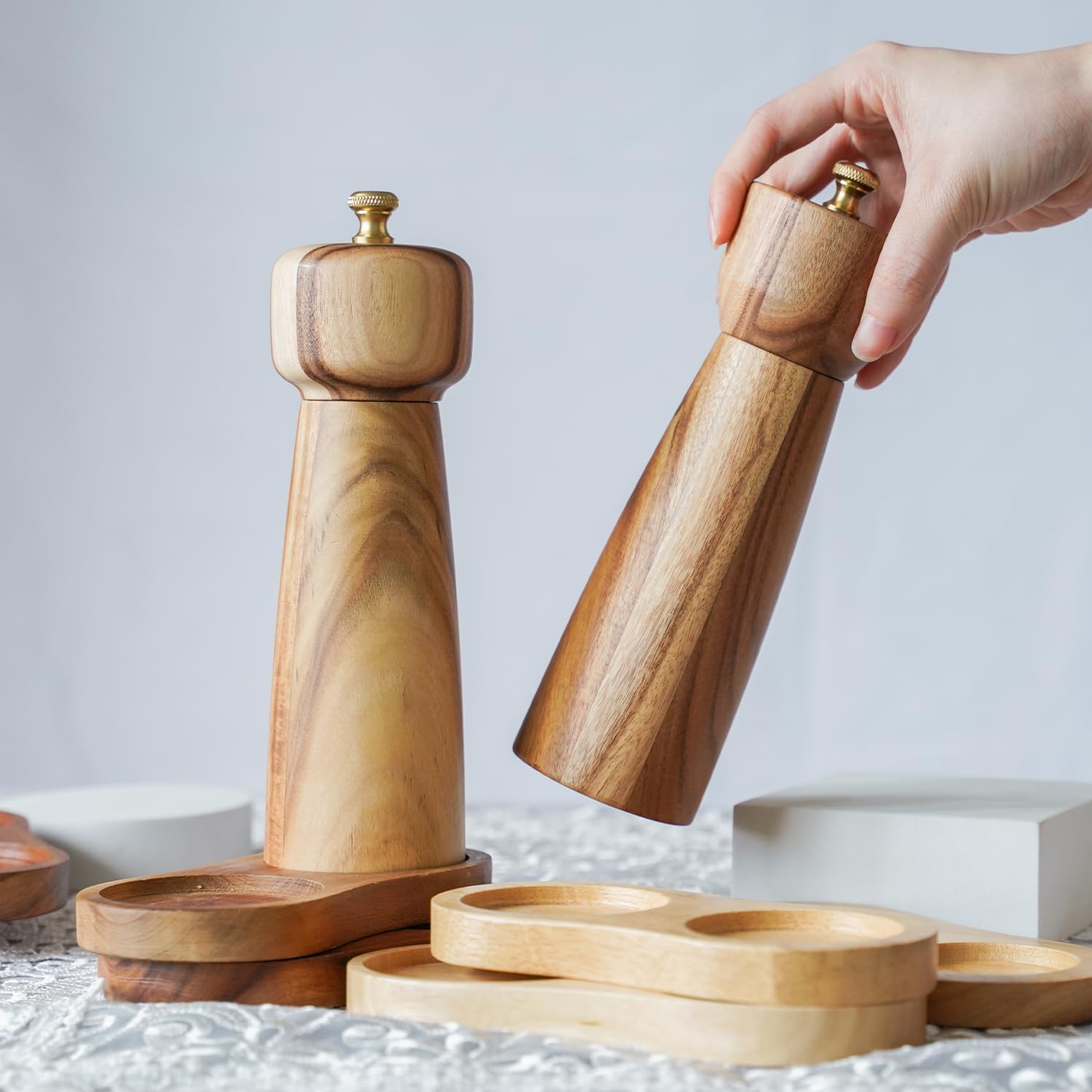 Ensemble de moulins à sel et à poivre avec dessous de moulin, broyeur réglable en céramique, moulin à sel, moulin à poivre en acier inoxydable, bois d'acacia, 20,5 cm de hauteur, fond
