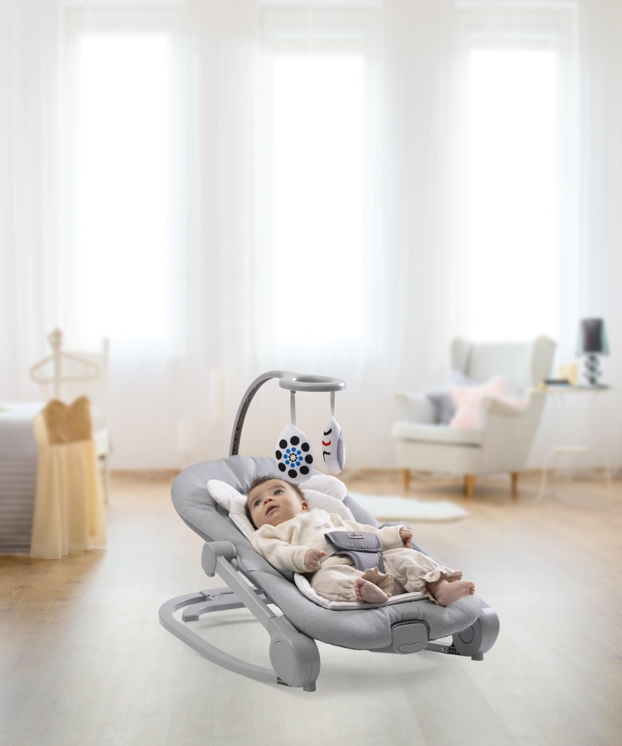 Chicco Sdraietta Mia 2in1, Sdraietta Neonato e Prima Sedia, Riduttore in Cotone Biologico, Barra Gioco Reversibile, Musica e Vibrazione, Modalità Dondolo o Fissa, Da 0 mesi a 18 kg