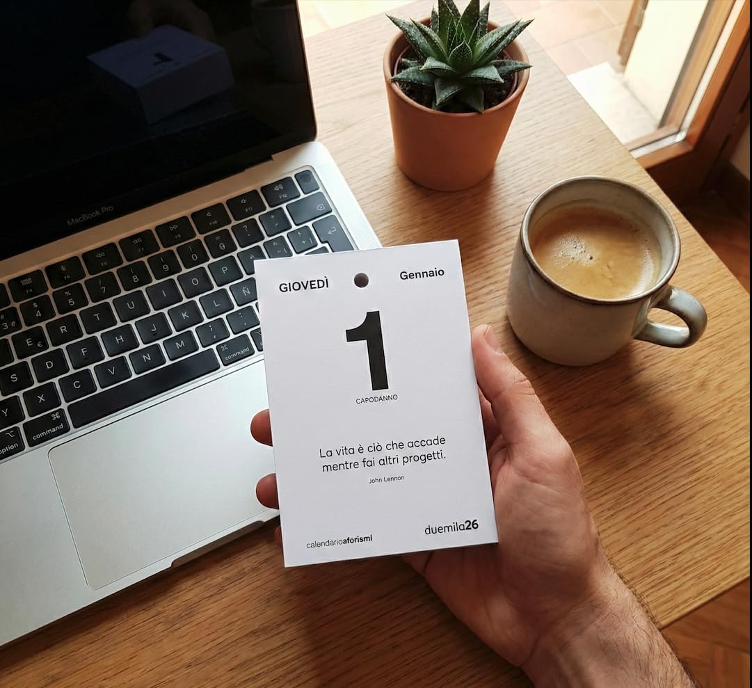 Ricambio Calendario 2026 da Scrivania Filosofico con Aforismi - Inserto Calendario Motivazionale a Strappo con Frasi Filosofiche da Scrivania | Idea Regalo Q&B Grafiche® (2026, Multipack 3 pz)