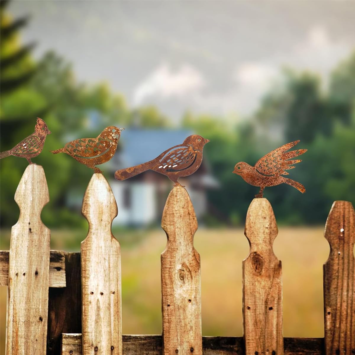 Paquete de 4 estacas de metal con pátina rústica para pájaros, ideales para vallas de madera y adornos de jardín.