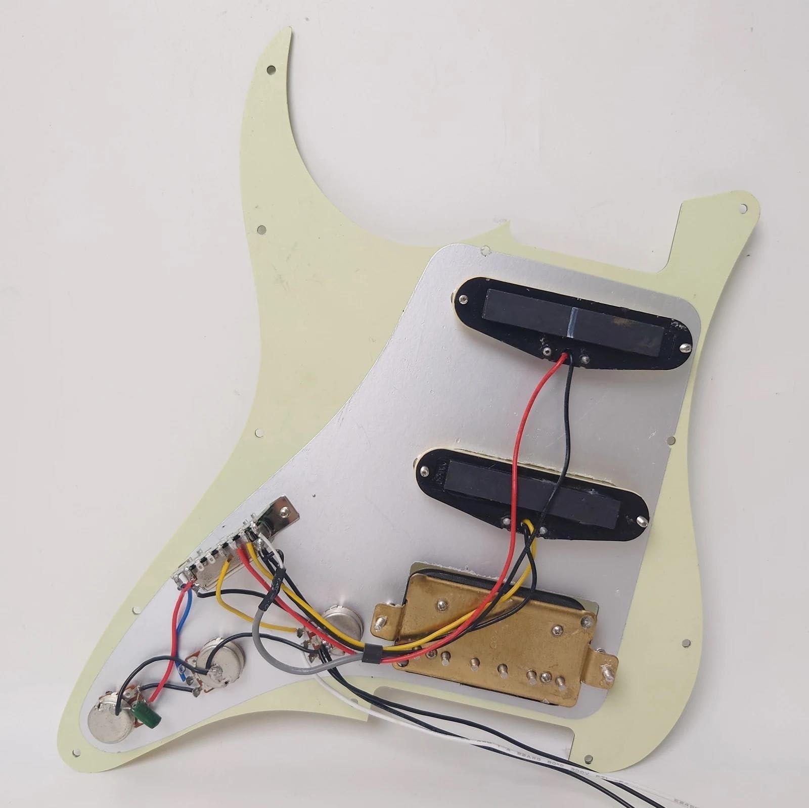 Pastilla Golpeador Pastillas Humbucker SSH guitarra precableada golpeador cargado para piezas de repuesto de guitarras eléctricas ST(Pearlescent White-A)