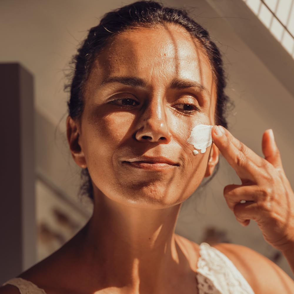 JUNGLÜCK Sonnenfluid Gesicht SPF 50 - Vegan | Leichte Gesichtslotion mit organischen UVFiltern ohne Weißeleffekt | Breitspektrum mit LSF 50 schützt vor UV-B- & UV-A-Strahlen