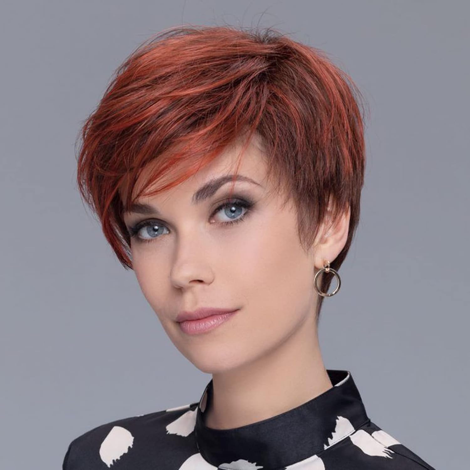 Short Red Pixie Cut Wigs for White Women Copper Red Mixed Brown Highlight Synthetic Hair Wig with Bangs Layered Natural Wavy Hair Wig for Daily Party Use