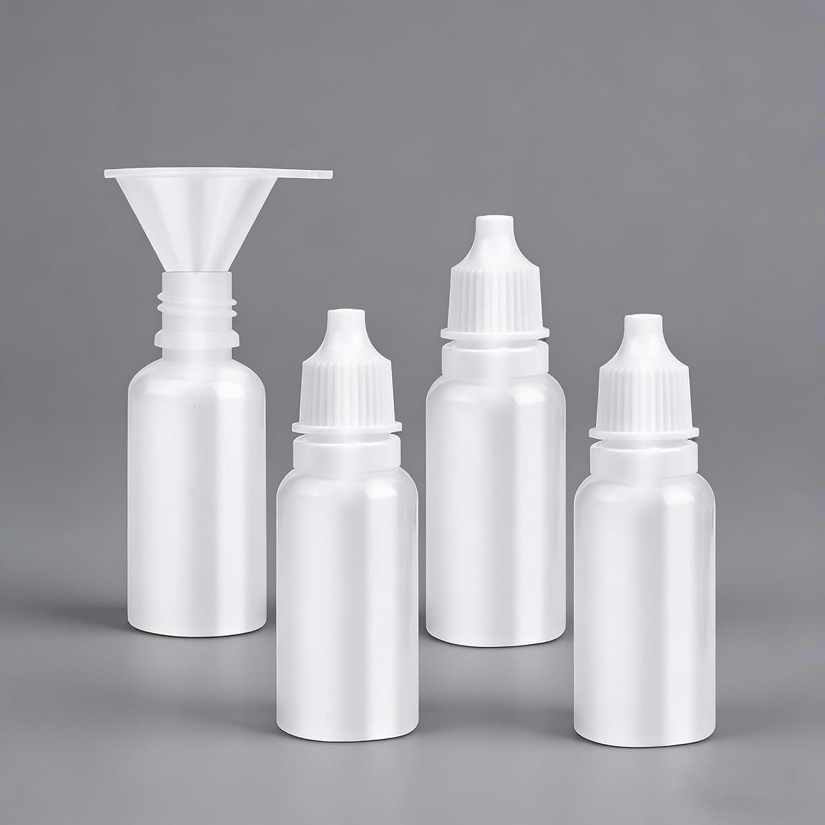 Paquete de 5 botellas cuentagotas de plástico de 15 ml/0,5 oz, recipientes de viaje para gotas para los ojos | 4 botellas + 1 embudo, vacías, exprimibles, portátiles y recargables con tapa y tapón, botellas cuentagotas blancas para líquido
