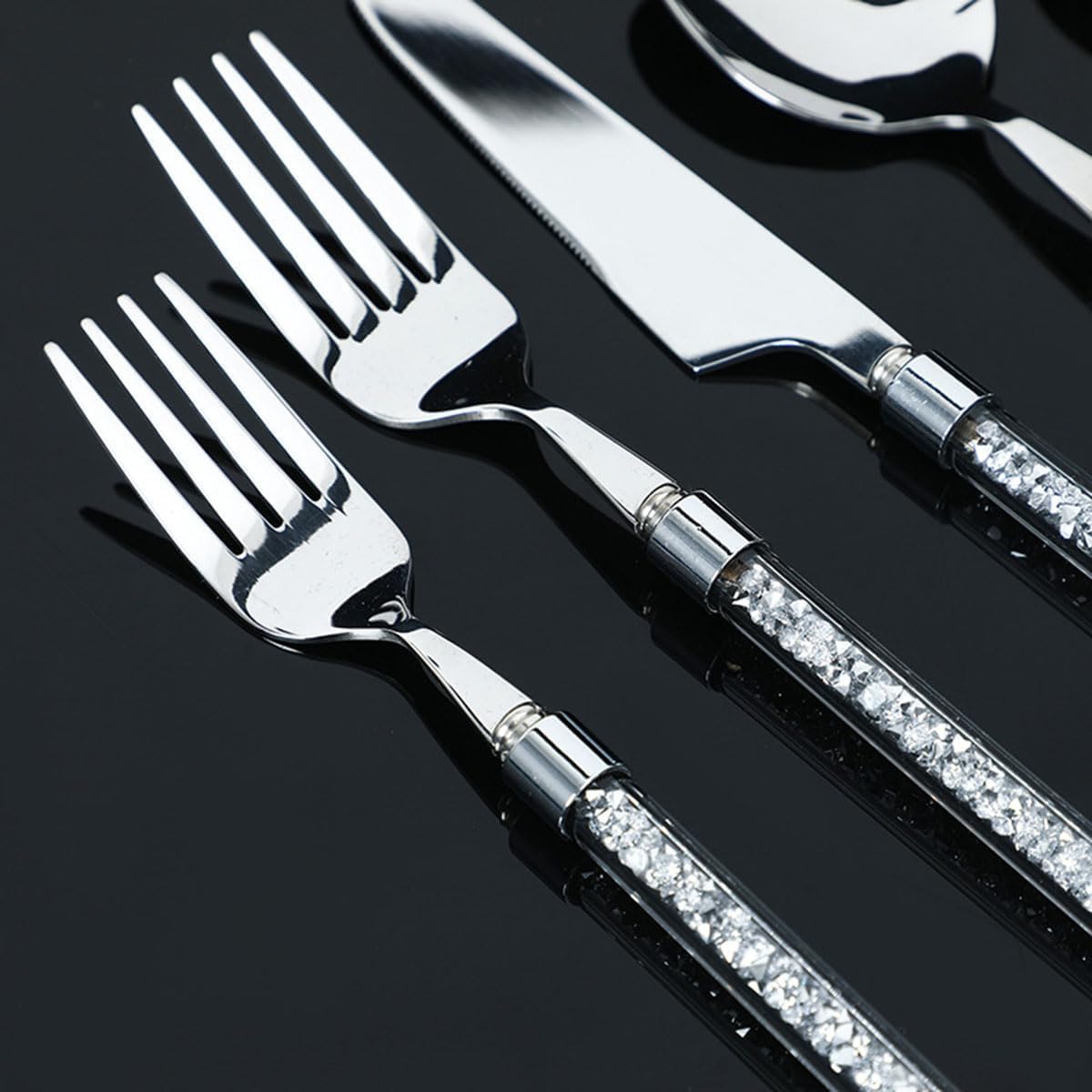 Ce Service de Couverts de 40 pièces en Acier Inoxydable avec Manches en Cristal est idéal pour 8 Personnes. La Vaisselle polie Miroir est Parfaite pour la Maison, la Cuisine et Les restauran