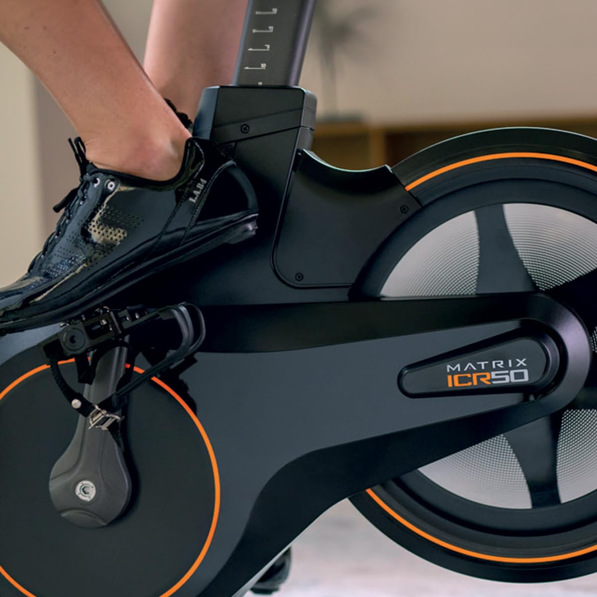 Bici da Spinning Matrix Fitness ICR50 Limited Edition – Cyclette Magnetica 11 Livelli,Bluetooth FTMS, Volano Posteriore in Alluminio, Pedali SPD, Ideale per Casa e Appartamento