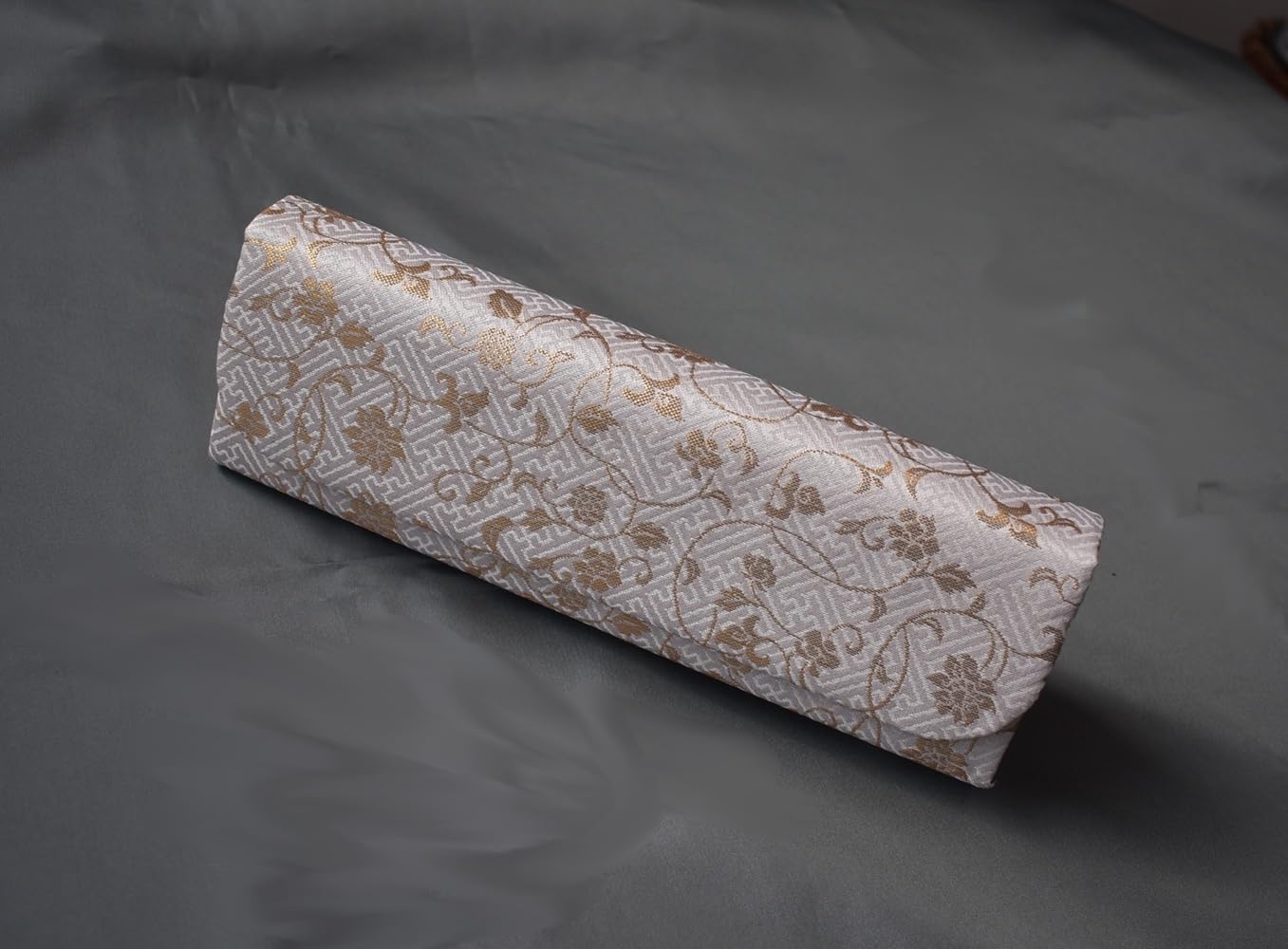 Amazon.co.jp: 十三絃 琴柱入れ ケース 袋 錦 白 (送料など込) : 楽器