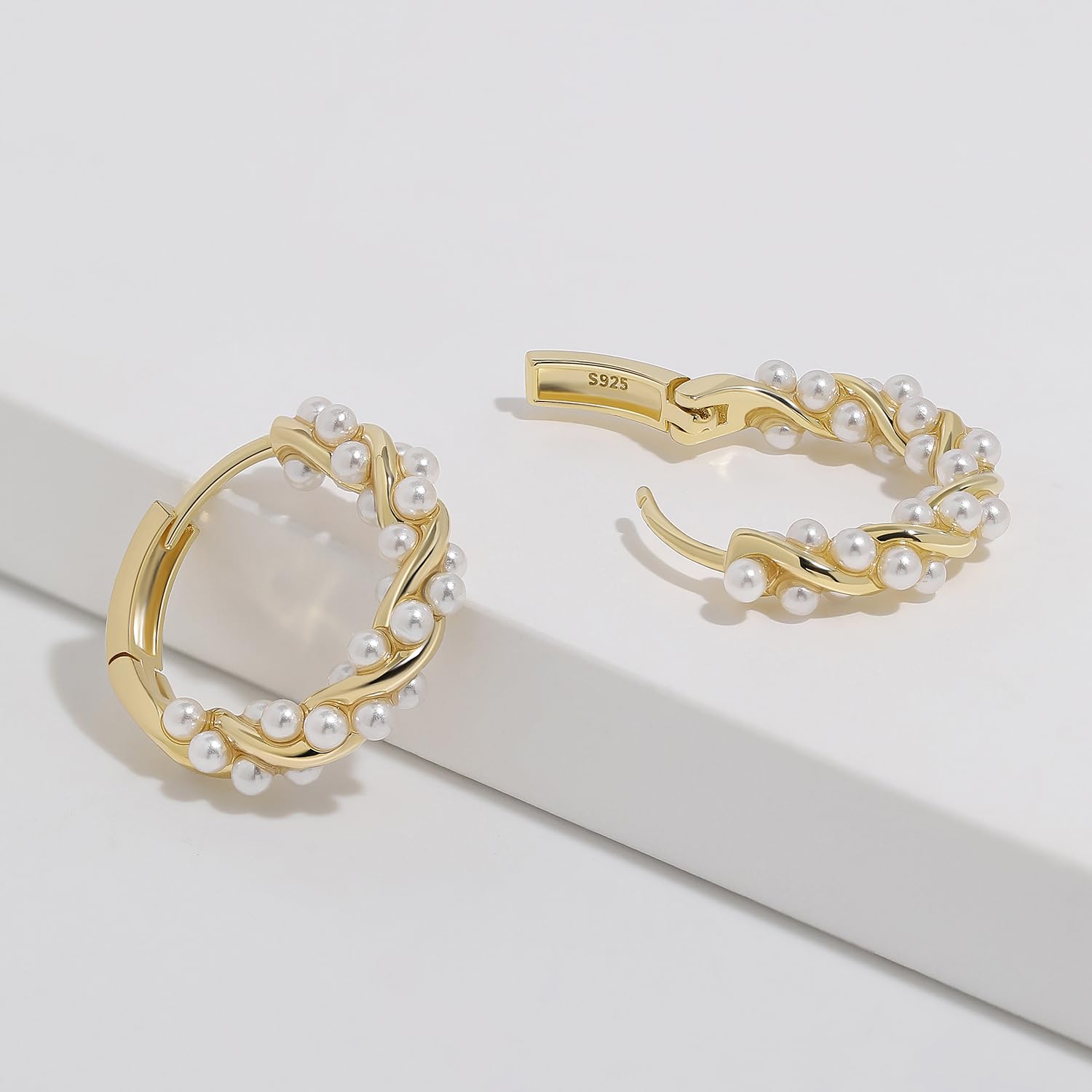 Pendientes de perlas Meissa para mujeres, pendientes tipo huggie chapados en oro, aros gruesos ligeros para chicas, pendientes de perlas para bodas en plata de ley, Oro