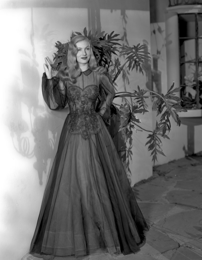 Amazon.com: Veronica Lake wearing a dress with a lace bodice Photo Print (8  x 10): Posters & Prints