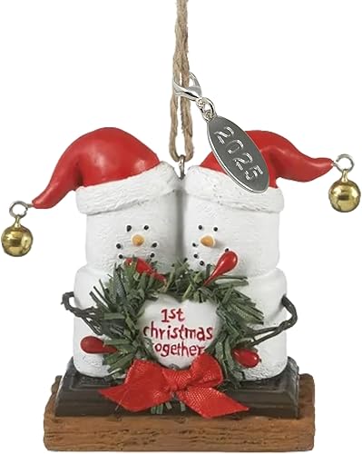 Nuestro primer adorno navideño Smores Adorno de boda Just Married with Mr and Mrs Couples First Christmas Marshmallow con etiqueta colgante de año