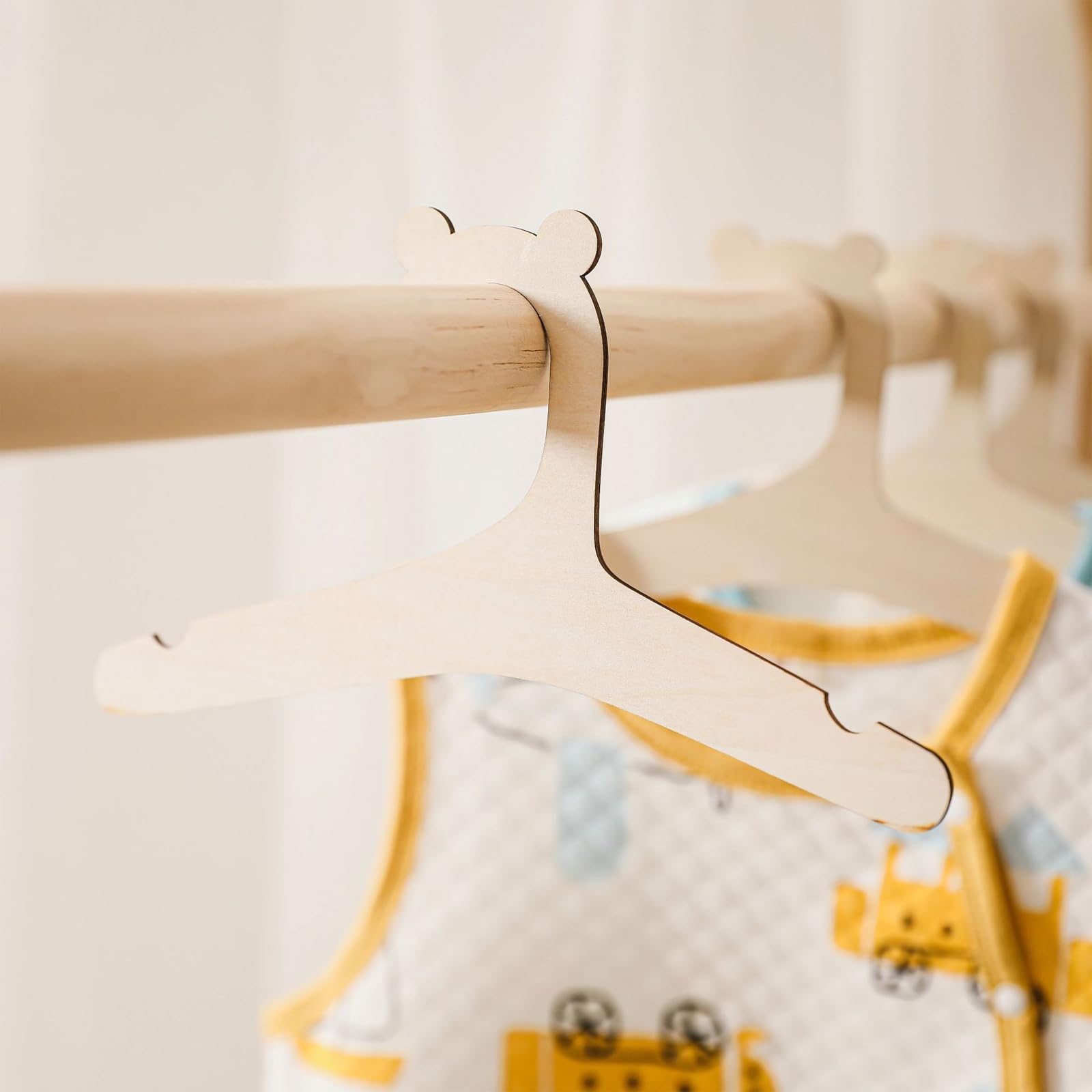 20 Perchas Infantiles de Madera - Elegantes y Resistentes Perchas para Ropa de Bebé, Artículos Pequeños, Recién Nacidos y Muñecas, Diseño Antideslizante