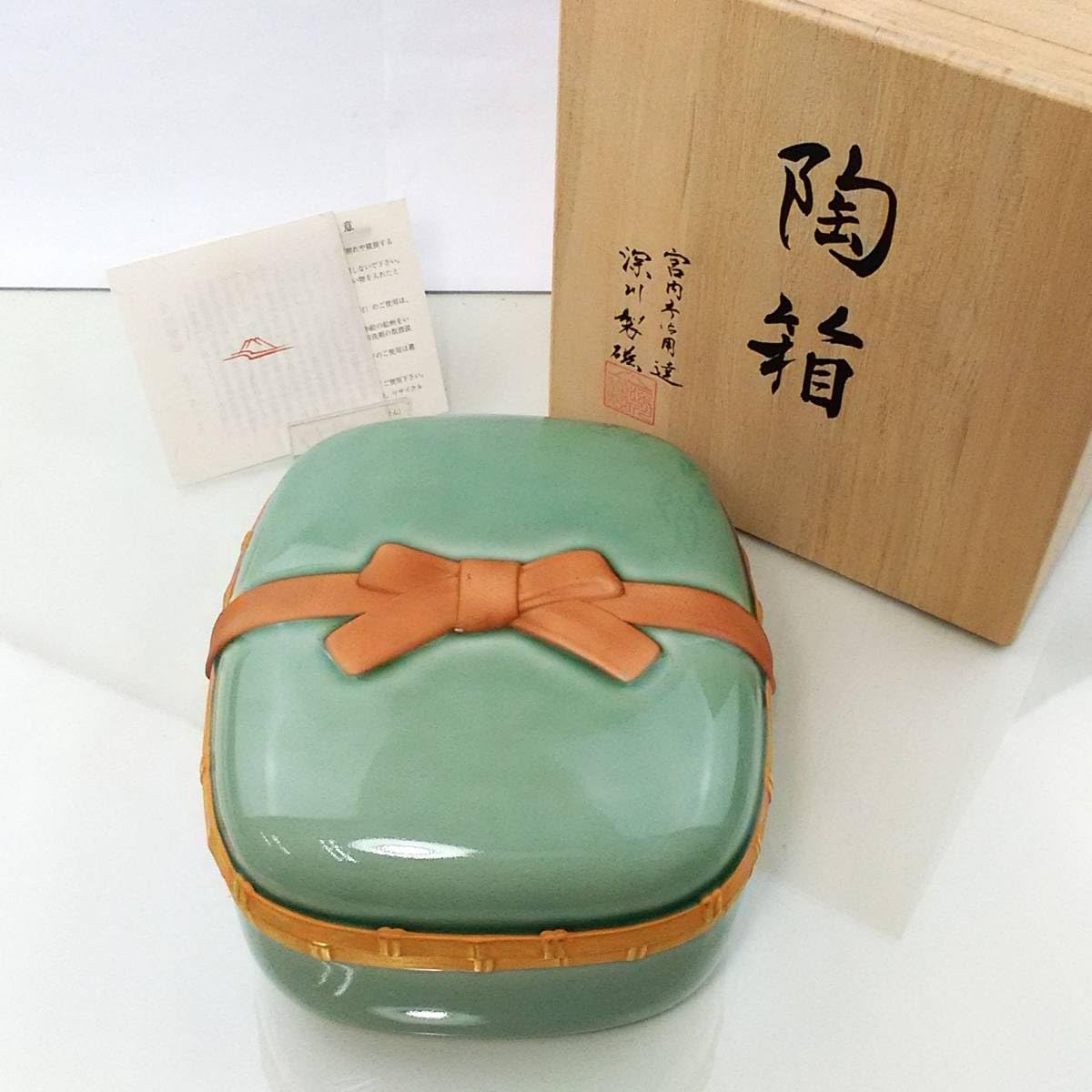 Amazon.co.jp: K 深川製磁 陶箱 竹青磁染付山水 宮内庁御用達 蓋物 