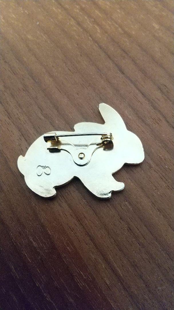 Amazon.co.jp: ミナペルホネンの白うさぎのブローチ : ファッション