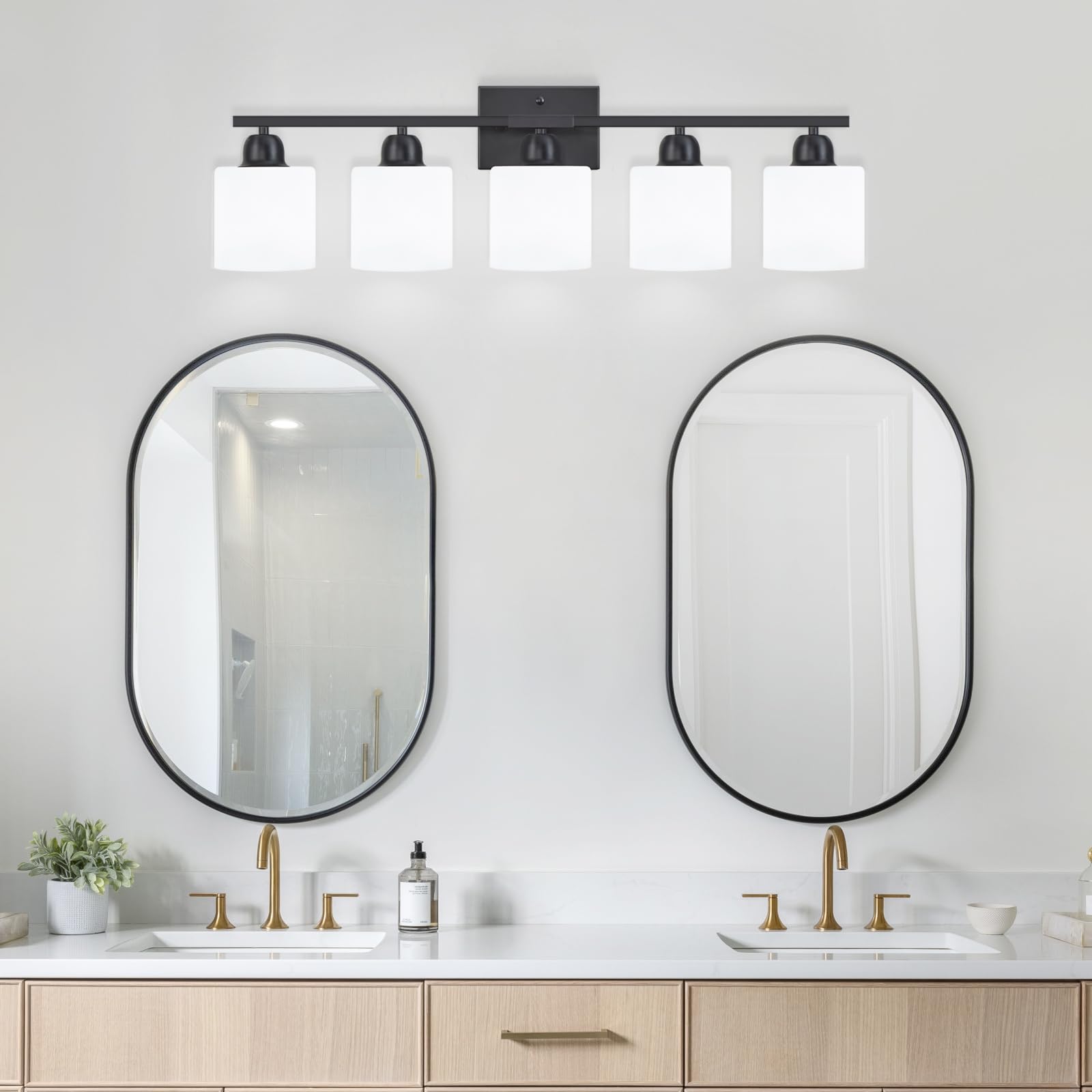 5-flammige schwarze Badezimmer-Schminkleuchte, schwarze Schminkleuchte mit milchig weißen Milchglas-Schattierungen, moderne Waschtischleuchte für Badezimmerspiegel, Schlafzimmer, Wohnzimmer, Flur