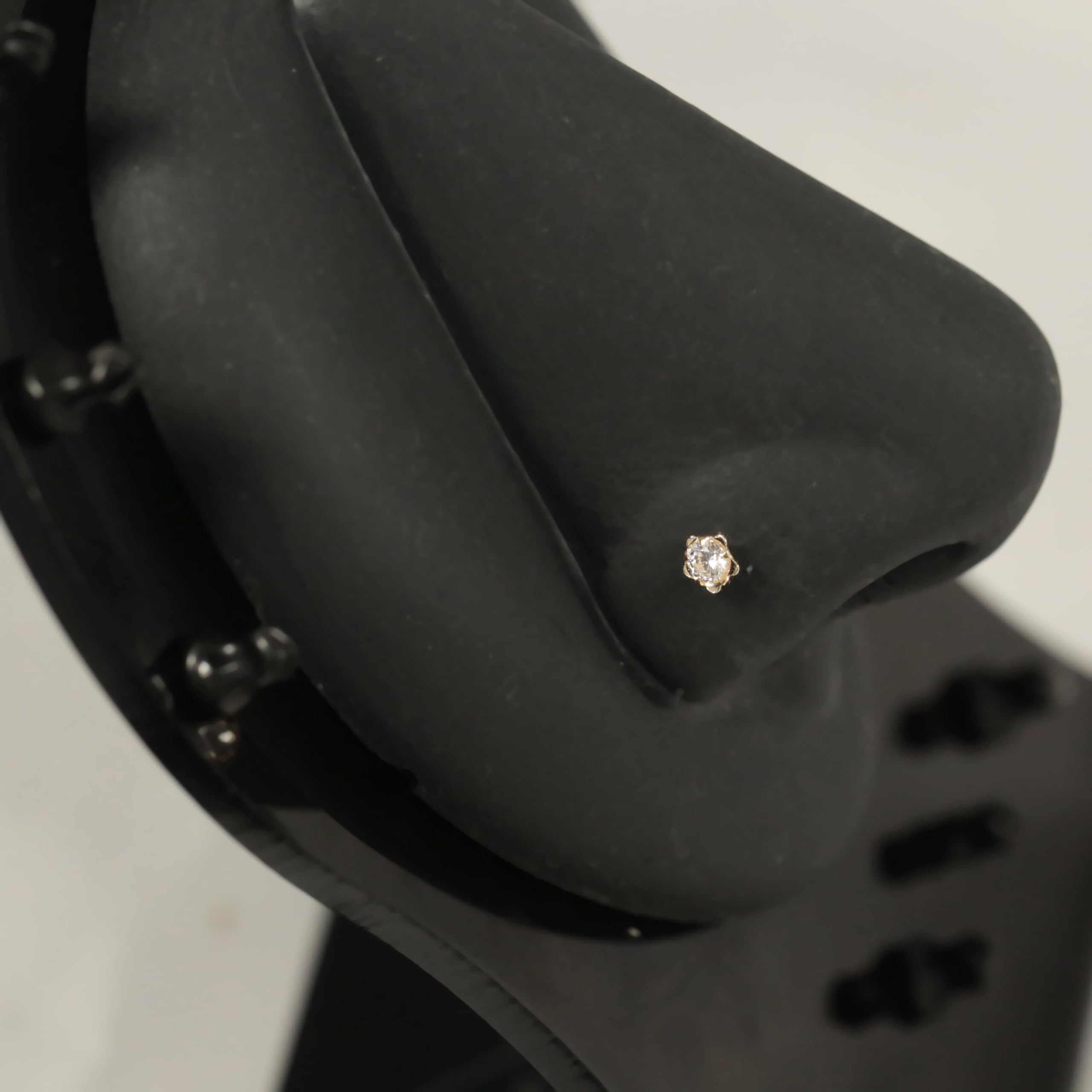 Piercing de nariz de oro amarillo macizo de 14 quilates con circonita cúbica sobre flor