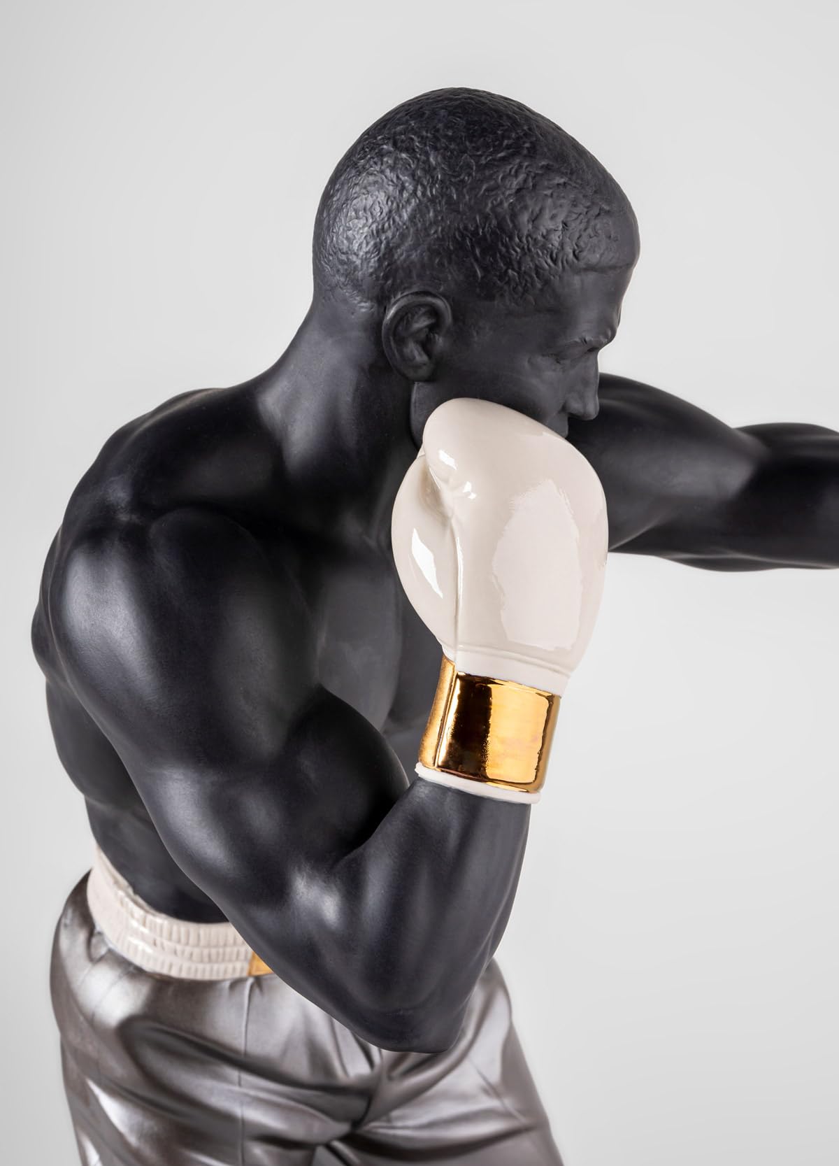 LLADRÓ Figurine en Porcelaine Boxeur en Noir avec des Détails Dorés. Figurine Décorative d'un Boxeur en Position d'Attaque