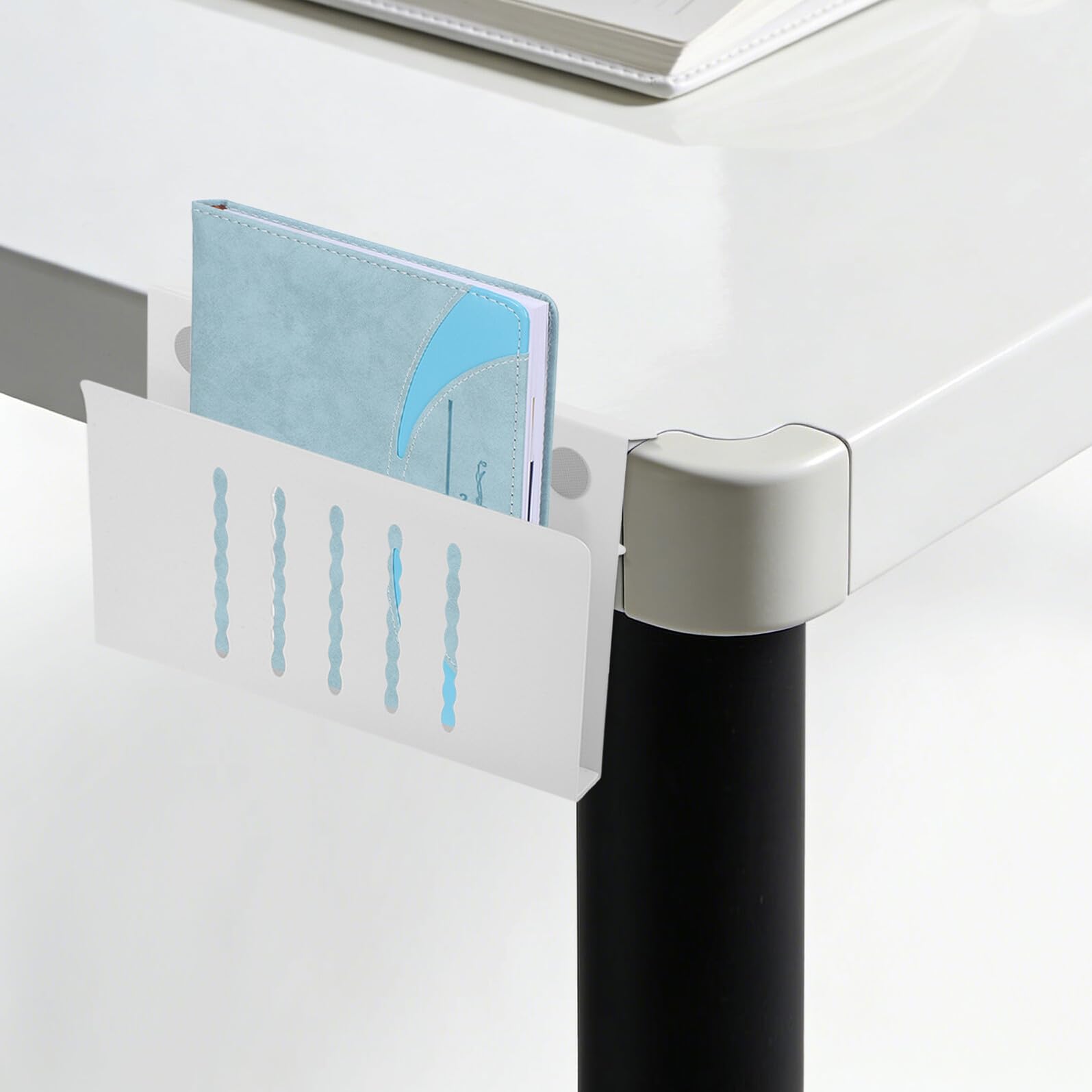 VANZACK Supporto Portatile per Laptop Bianco in Ferro per Scrivania | Installazione senza Foratura, Struttura Ventilata per Raffreddamento, Uso in Ufficio e Casa