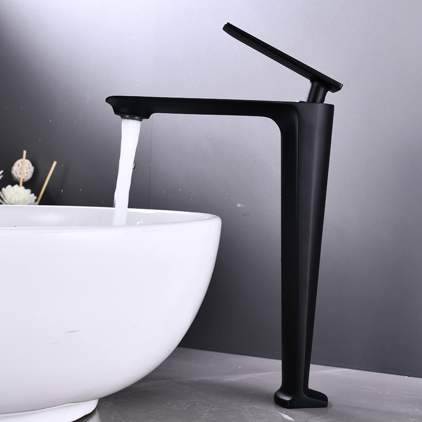 Mitigeur lavabo haut de gamme robuste au design élégant noir et chrome