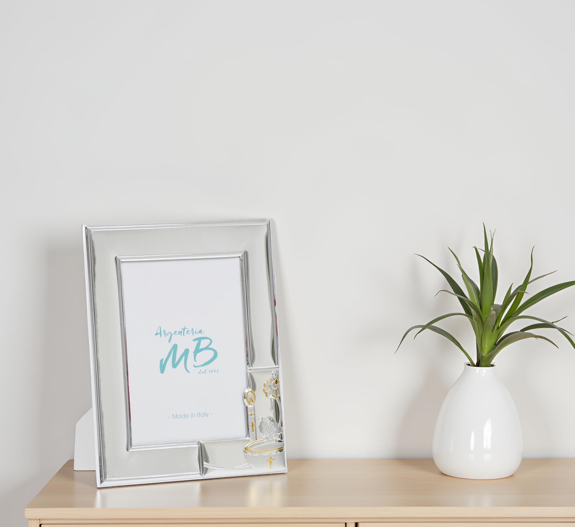 Cornice Portafoto per Il Battesimo Personalizzabile con Incisione del Nome o della Data, Realizzato in Argento PVD con Cero, Bambino, Conchiglia e Fonte Battesimale cm 13 x 18