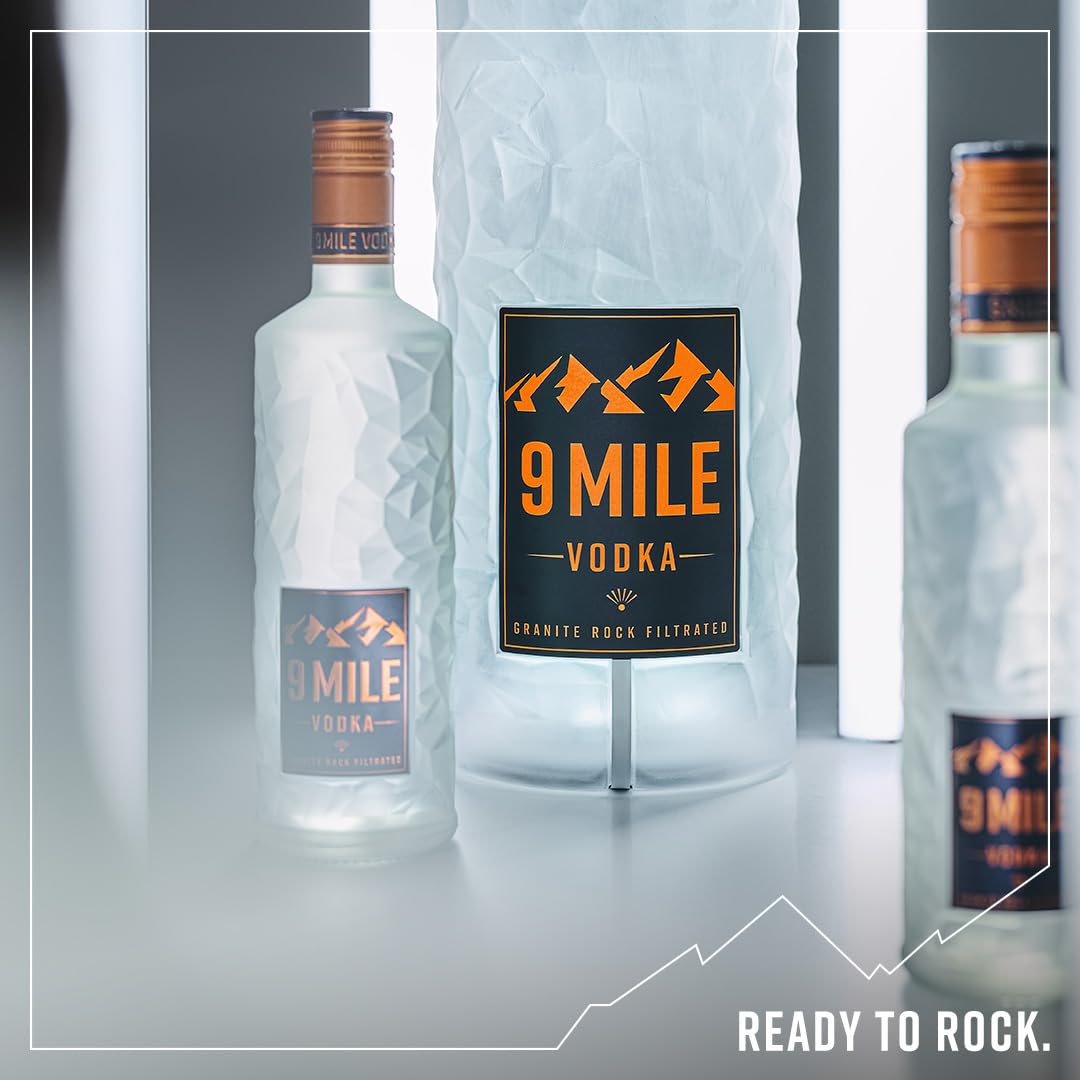 9 MILE Vodka Geschenkeset mit 0,7l Flasche & 9 MILE Glas – 37,5% Vol. Premium Vodka mit LED-Beleuchtung, Granite Rock Filtration & mildem Geschmack – ideal für Longdrinks oder den puren Genuss