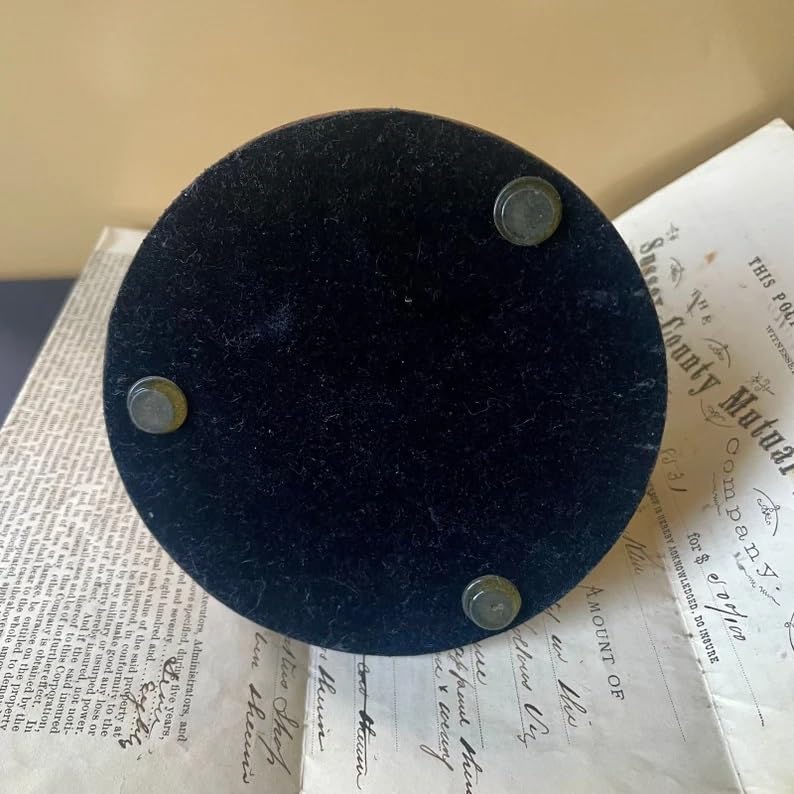 Campana de latón vintage para recepción de hotel o escritorio sobre base de madera