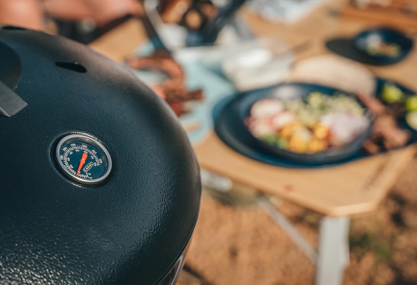 CADAC - Carri Chef 50 BBQ 50mBar + Camping-Kochbuch | Tragbarer Grill mit automatischer Zündung und Rezeptbuch, inkl. Tragetasche, Camping und Grillzubehör, Verwendung im Freien