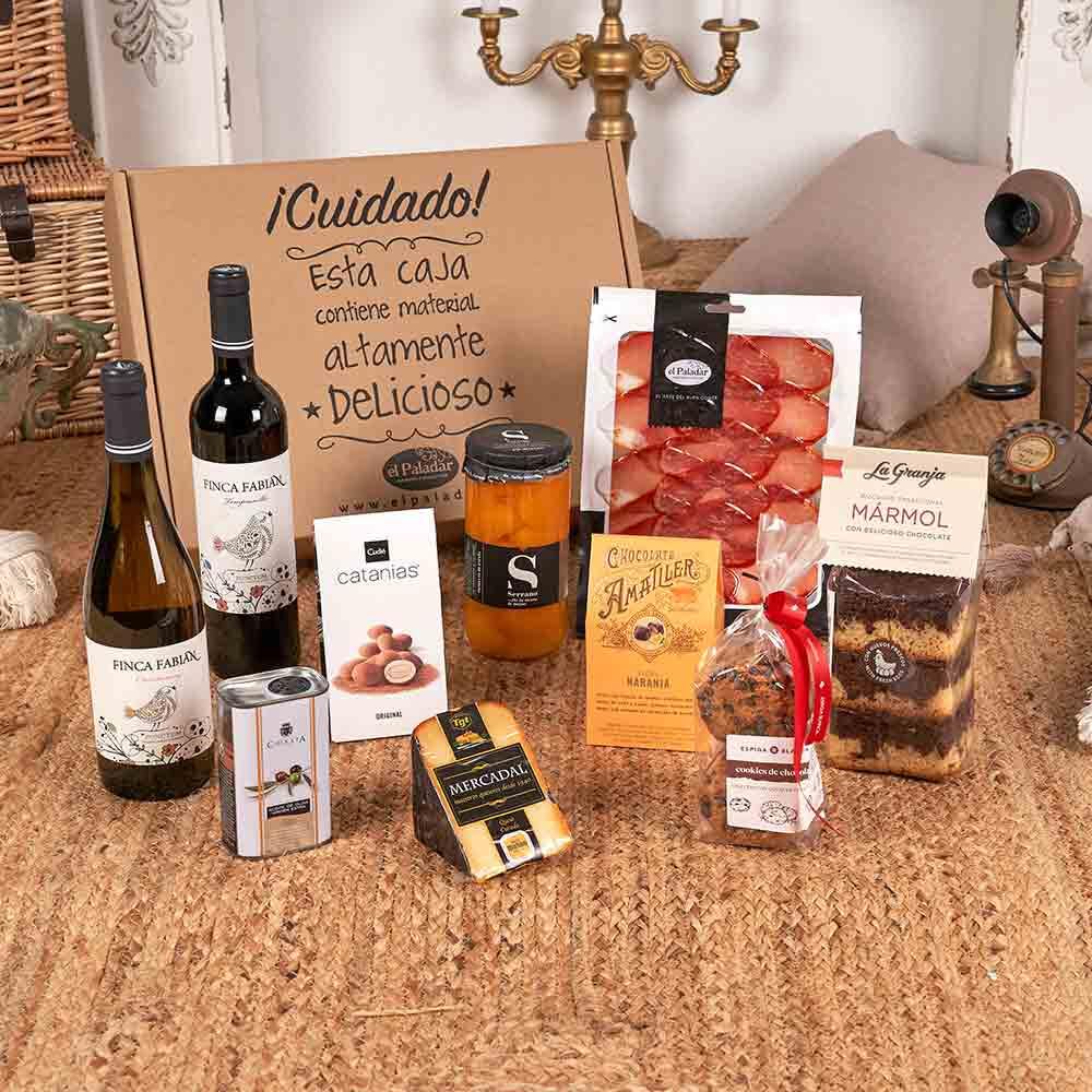LOTE GOURMET - 070-25 / con vinos ecológicos Finca Fabián, queso curado Mercadal, embutidos selectos, dulces artesanos y aceite virgen extra en caja Kraft