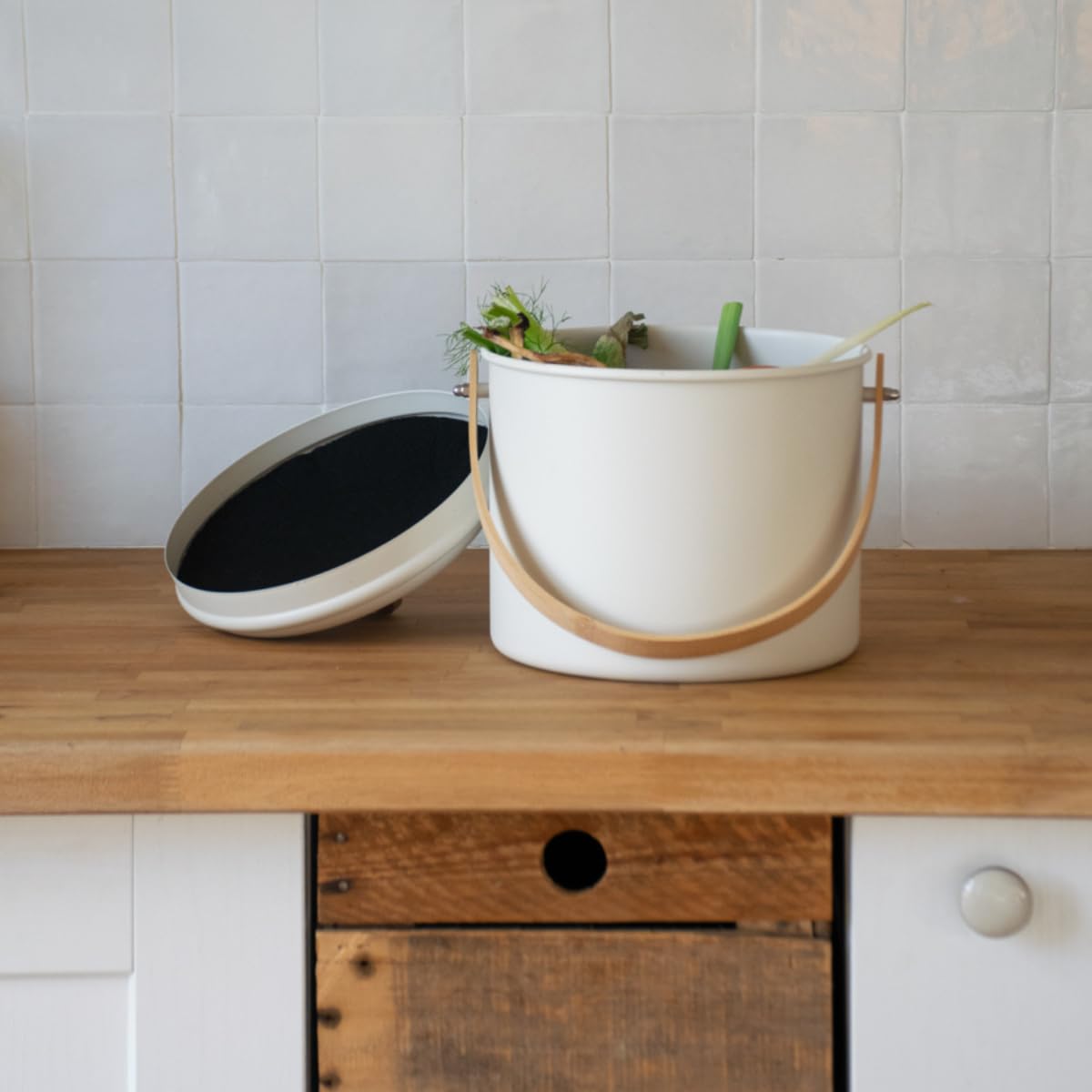 PEBBLY - Seau à Compost d'Intérieur en Acier et Anse en Bambou - 7 litres - Ø 22 x 25 cm - Filtre Anti-Odeur en Charbon Inclus, Seau Élégant, Durable, Léger et Résistant, sans Risque de Fuite