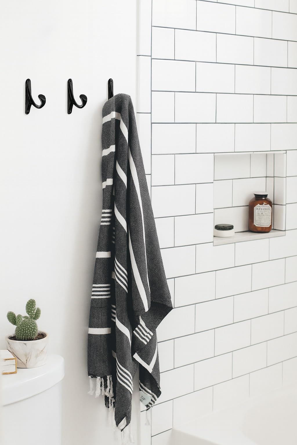 ANGSTROM Paquete de 10 ganchos de baño, soporte de una sola punta montado en la pared para albornoces y toallas de baño (negro mate)