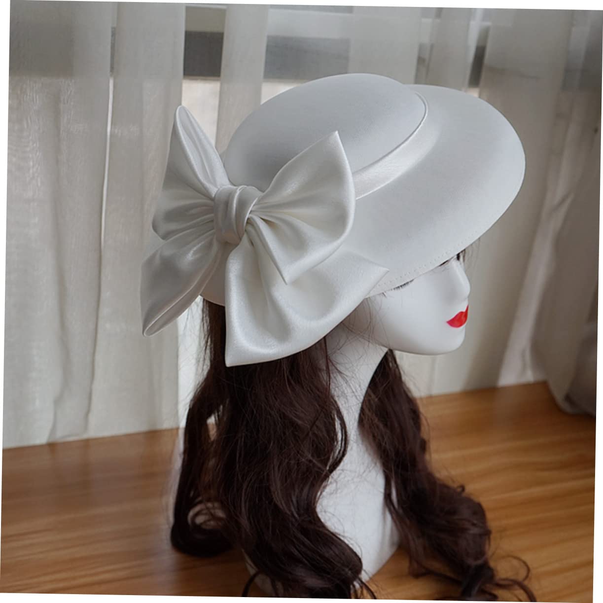 Damen Fascinator Hut FüR Hochzeiten Partys WeißEr Satin Bowler Hut Mit Verstellbarem SchweißBand Eleganter Party Dress FüR Festliche AnläSse Und KostüMpartys