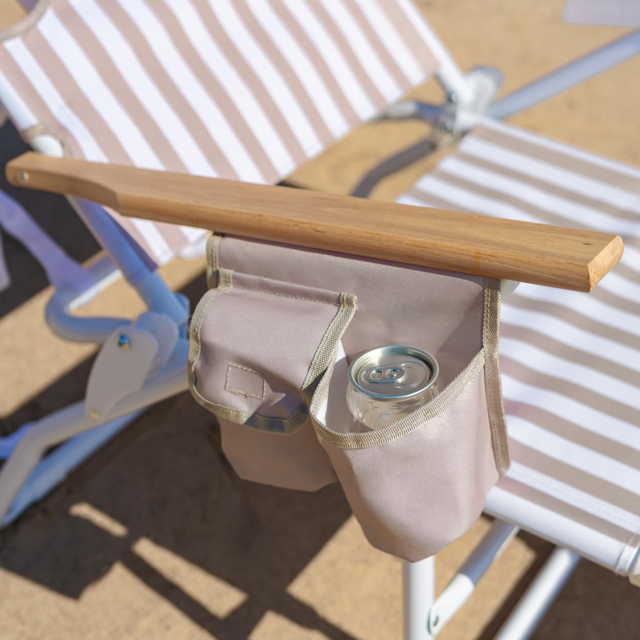 Flamingueo Silla Playa Plegable - Reclinable 5 Posiciones - Agujero Cabeza y Brazos - Reposapiés 3 Posicones - Asas Mochila - Bolsillo Insulado y Posavasos - Aluminio y Poliéster - Beige