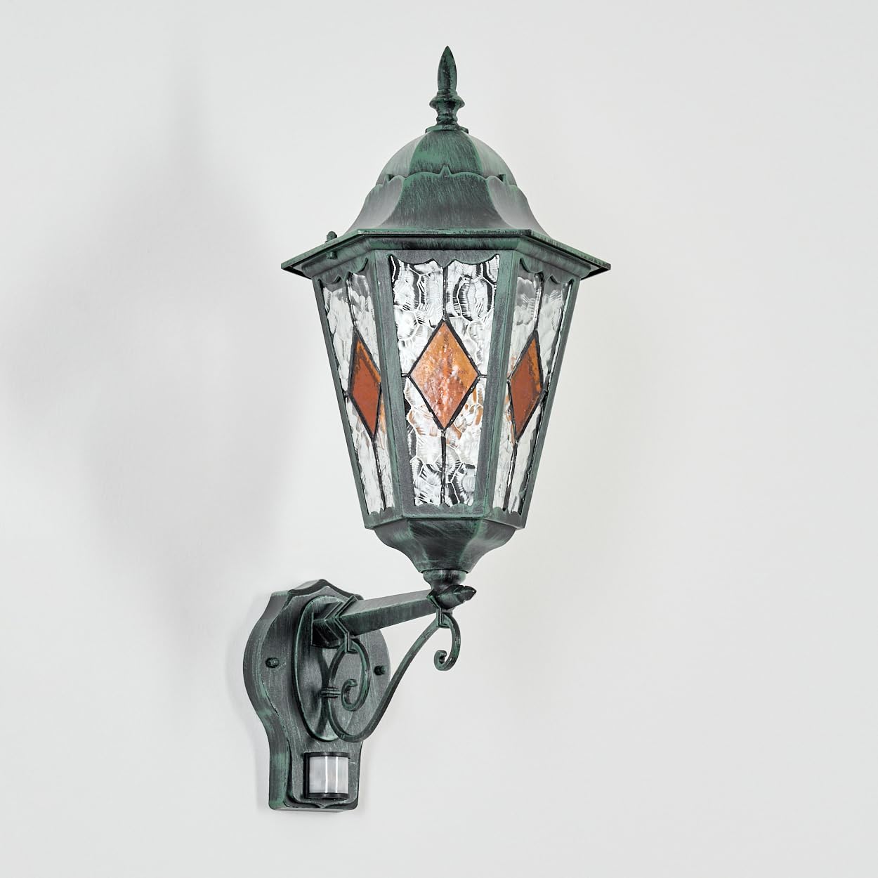 HOFSTEIN Außenwandleuchte Hongkong, Außenwandlampe mit Bewegungsmelder aus Metall/Glas in Schwarz/Grün/Klar/Orange, Wandleuchte außen Vintage/Antik/Landhaus, E27, IP44, Garten, Außenbereich, Haustür