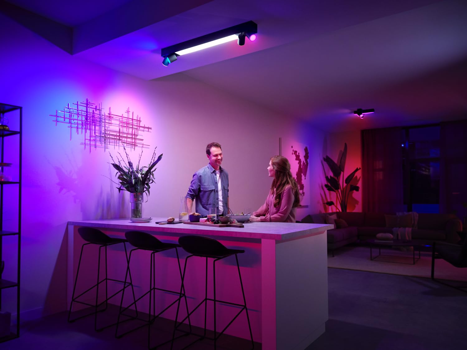 Philips Hue White & Color Ambiance Centris Deckenlampe mit 4-er Spot (4.200 lm), dimmbare LED Spots für das Hue Lichtsystem mit 16 Mio. Farben, smarte Lichtsteuerung über Sprache und App, schwarz